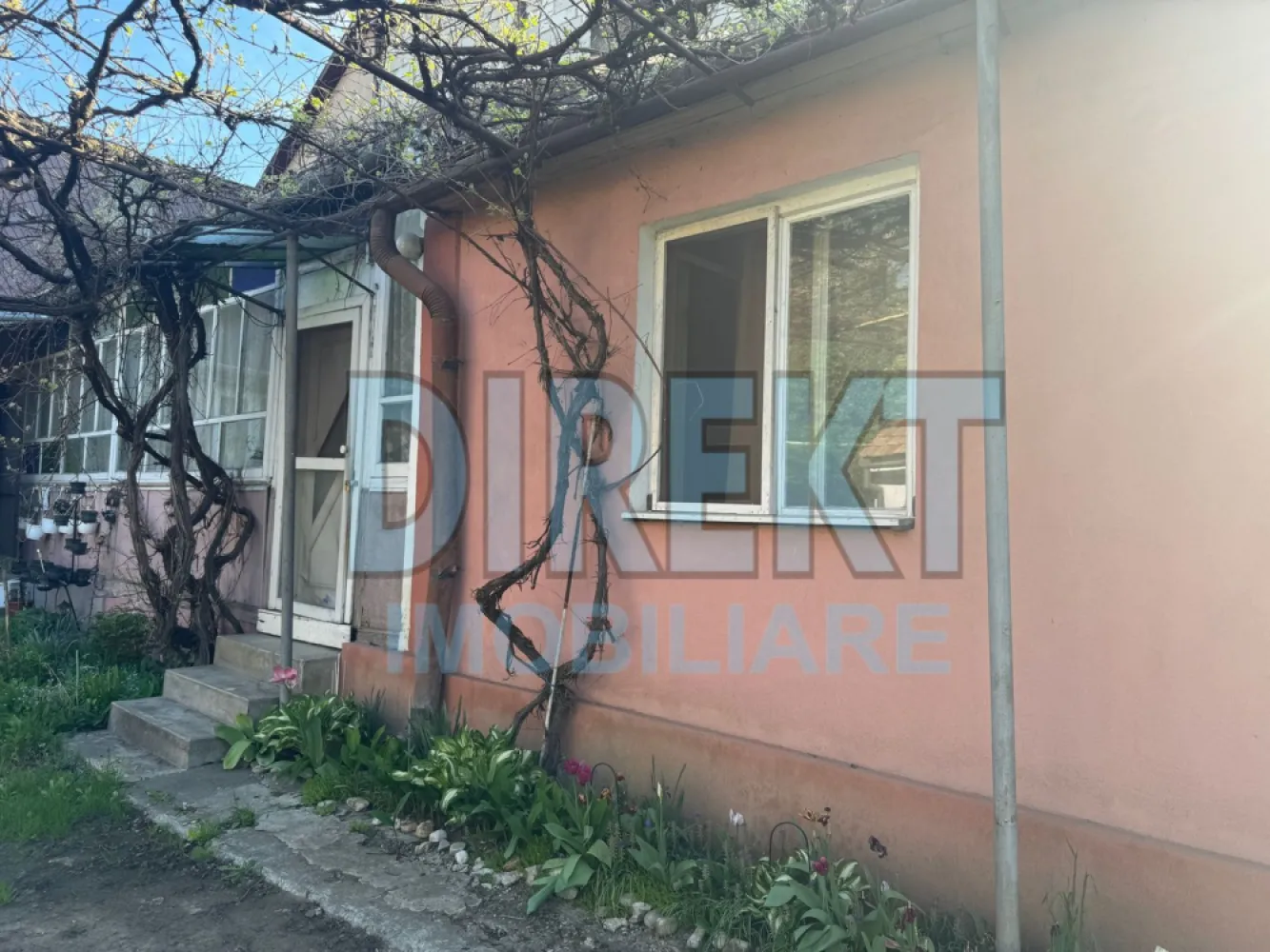 Casa 3 camere , 500 mp teren , zona C.R.Vivu - Agentia Direkt Imobiliare propune spre vanzare casa situata pe strada Constantin Roman Vivu

Imobilul este compus din 3 camere , baie , bucatarie , in suprafata de 100 mp , si anexe gospodaresti , teren aferent 500 mp .

Imobilul poate avea destinatia de spatiu birouri , casa de locuit , cabinet medical etc .

Posibilitate de mansardare .

Loc de parcare in curtea interioara .