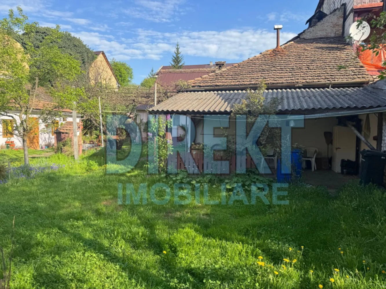 Casa 3 camere , 500 mp teren , zona C.R.Vivu - Agentia Direkt Imobiliare propune spre vanzare casa situata pe strada Constantin Roman Vivu

Imobilul este compus din 3 camere , baie , bucatarie , in suprafata de 100 mp , si anexe gospodaresti , teren aferent 500 mp .

Imobilul poate avea destinatia de spatiu birouri , casa de locuit , cabinet medical etc .

Posibilitate de mansardare .

Loc de parcare in curtea interioara .