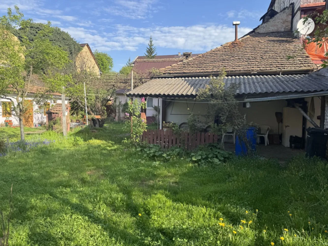 Casa 3 camere , 500 mp teren , zona C.R.Vivu - Agentia Direkt Imobiliare propune spre vanzare casa situata pe strada Constantin Roman Vivu

Imobilul este compus din 3 camere , baie , bucatarie , in suprafata de 100 mp , si anexe gospodaresti , teren aferent 500 mp .

Imobilul poate avea destinatia de spatiu birouri , casa de locuit , cabinet medical etc .

Posibilitate de mansardare .

Loc de parcare in curtea interioara .