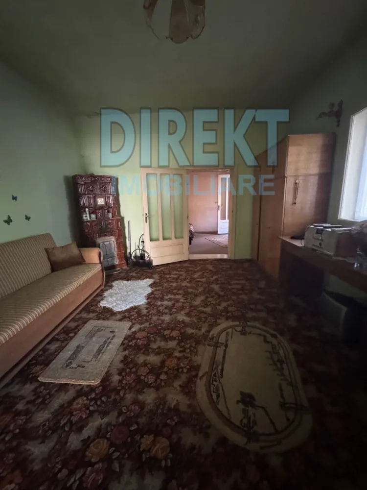 Casa 3 camere , 500 mp teren , zona C.R.Vivu - Agentia Direkt Imobiliare propune spre vanzare casa situata pe strada Constantin Roman Vivu

Imobilul este compus din 3 camere , baie , bucatarie , in suprafata de 100 mp , si anexe gospodaresti , teren aferent 500 mp .

Imobilul poate avea destinatia de spatiu birouri , casa de locuit , cabinet medical etc .

Posibilitate de mansardare .

Loc de parcare in curtea interioara .