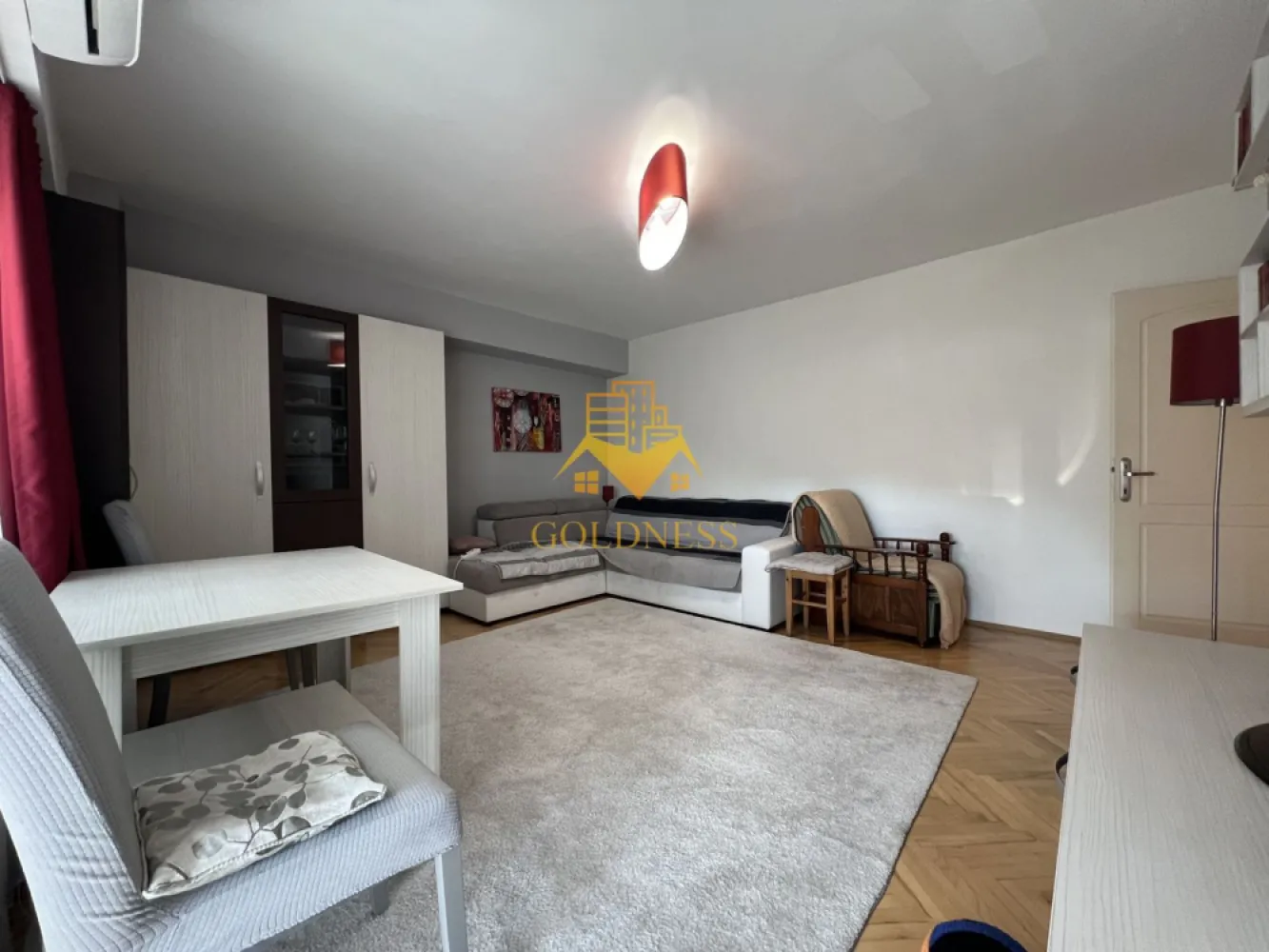 2 camere, decomandate, Gheorgheni,Teodor Mihali Zona FSEGA,Iulius Mall - GOLDNESS Imobiliare vă propune spre închiriere un apartament cu 2 camere decomandate complet mobilat și utilat, la etajul 7 într-un imobil de 8 etaje, în Cartierul Gheorgheni.
Dispune de loc de parcare!
Se află în apropierea stațiilor de transport în comun, magazine, restaurante, spații verzi, farmacii, etc. 

Apartamentul este compartimentat astfel:
 - dormitor cu pat matrimonial, dressing, noptiere
 - living cu canapea extensibila, spatiu pentru depozitare, TV
 - bucatarie complet mobilata, utilata, loc de luat masa
 - baie cu cada, calorifer port prosop și dulap pentru depozitare.
 - balcon de 8 mp.
- boxa

Imobilul este dotat cu toate cele necesare- centrală proprie, frigider, aragaz, hotă, mașină de spălat haine, etc. 

Dacă sunteți interesați de acest apartament și doriți să îl vizionați, dar și pentru alte oferte nu ezitați să ne contactați telefonic sau prin e-mail. Vă stăm la dispoziție!

Pentru intermediere se percepe un comision de 50% din prețul chiriei!