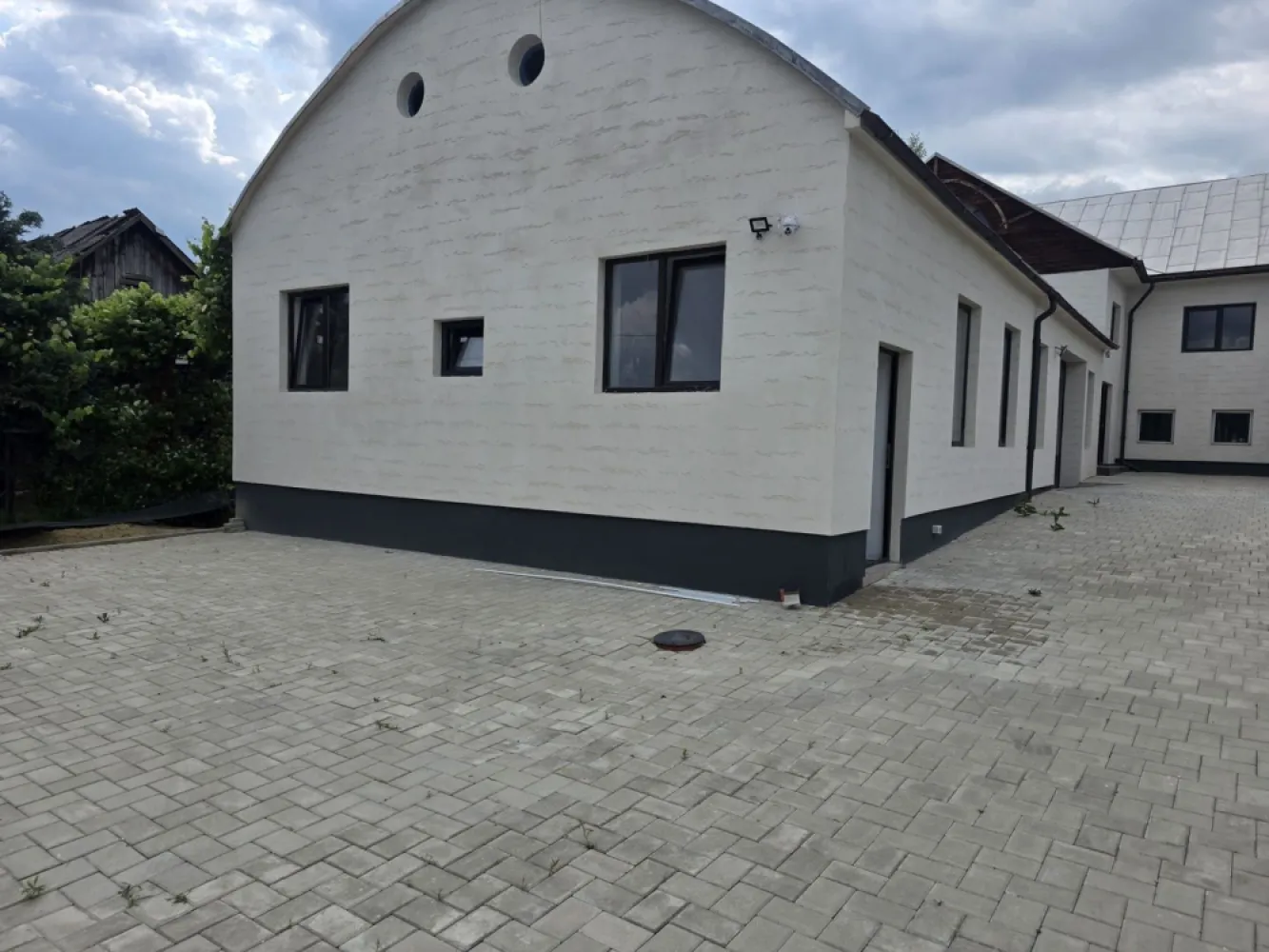 De vanzare hala+teren +2 apartamente la doar 7 km Bistrita - Agentia Direkt Imobiliare ofera spre vanzare un imobil multifunctional , compus din hala depozitare/productie+ 2 apartamente , situat la 7 km de Municipiul Bistrita , in centrul satului Jelna , ideal pentru activitati industriale , depozitare sau alte afaceri.

Suprafata hala 400 mp compusa din la parter :

-1 spatiu tip open space /hala ,1 birou , 1 camera pentru depozitare , baie , vestiar cu dus ,poarta electrica pentru acces auto daca este cazul , 300 mp curte pavata , imprejmuita cu gard si securizata ; dispune de curent trifazic, apa si canalizare .

la etaj – 2 apartamente complet mobilate si utilate , fiecare in suprafata de 50 mp .Fiecare apartament dipsune de baie proprie .

Accesul in apartamentele de la etaj se face separat .

Oportunitate excelenta pentru investitii !