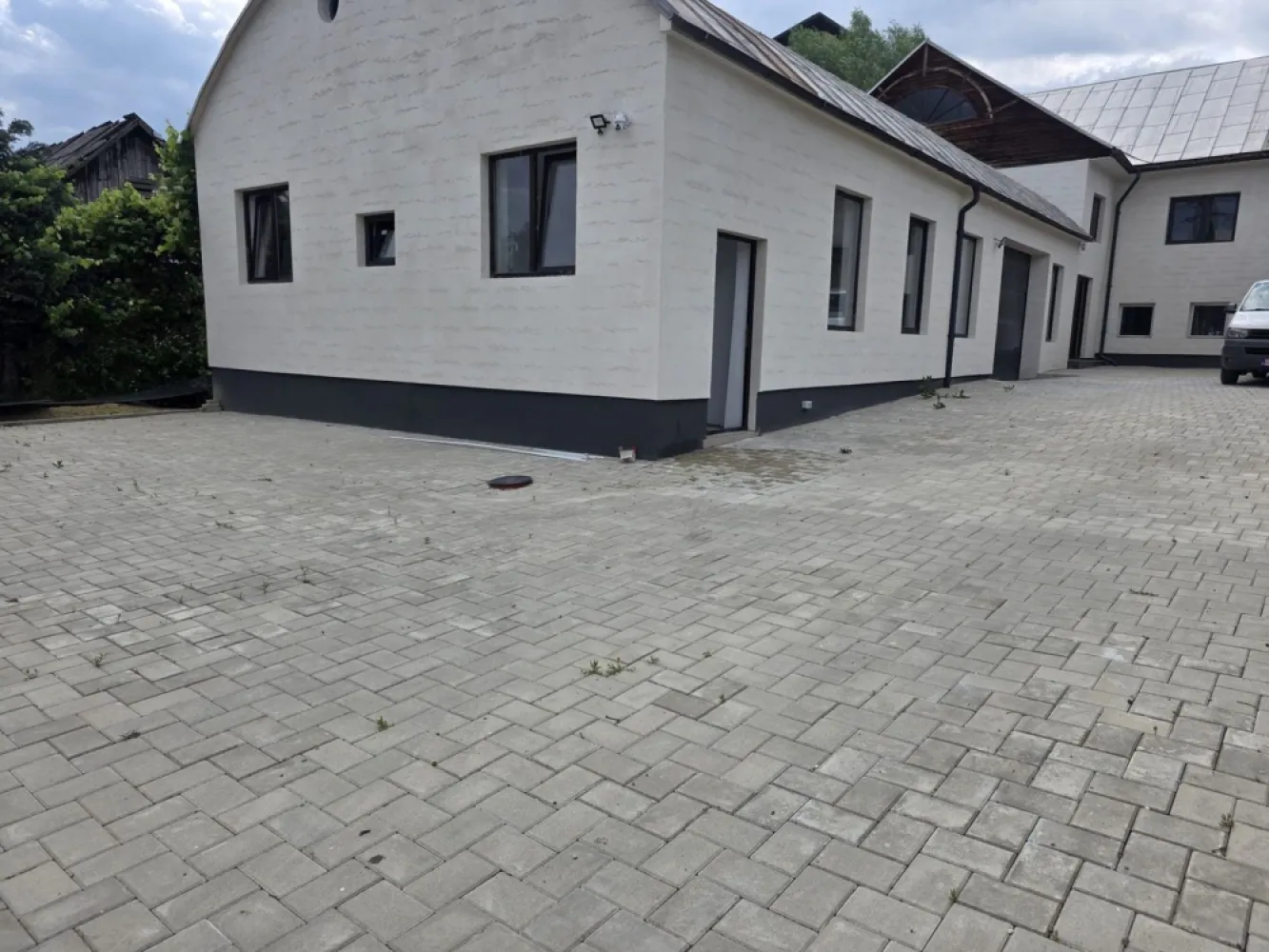 De vanzare hala+teren +2 apartamente la doar 7 km Bistrita - Agentia Direkt Imobiliare ofera spre vanzare un imobil multifunctional , compus din hala depozitare/productie+ 2 apartamente , situat la 7 km de Municipiul Bistrita , in centrul satului Jelna , ideal pentru activitati industriale , depozitare sau alte afaceri.

Suprafata hala 400 mp compusa din la parter :

-1 spatiu tip open space /hala ,1 birou , 1 camera pentru depozitare , baie , vestiar cu dus ,poarta electrica pentru acces auto daca este cazul , 300 mp curte pavata , imprejmuita cu gard si securizata ; dispune de curent trifazic, apa si canalizare .

la etaj – 2 apartamente complet mobilate si utilate , fiecare in suprafata de 50 mp .Fiecare apartament dipsune de baie proprie .

Accesul in apartamentele de la etaj se face separat .

Oportunitate excelenta pentru investitii !
