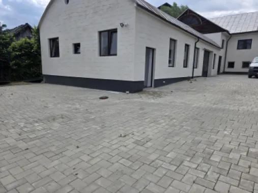 De vanzare hala+teren +2 apartamente la doar 7 km Bistrita