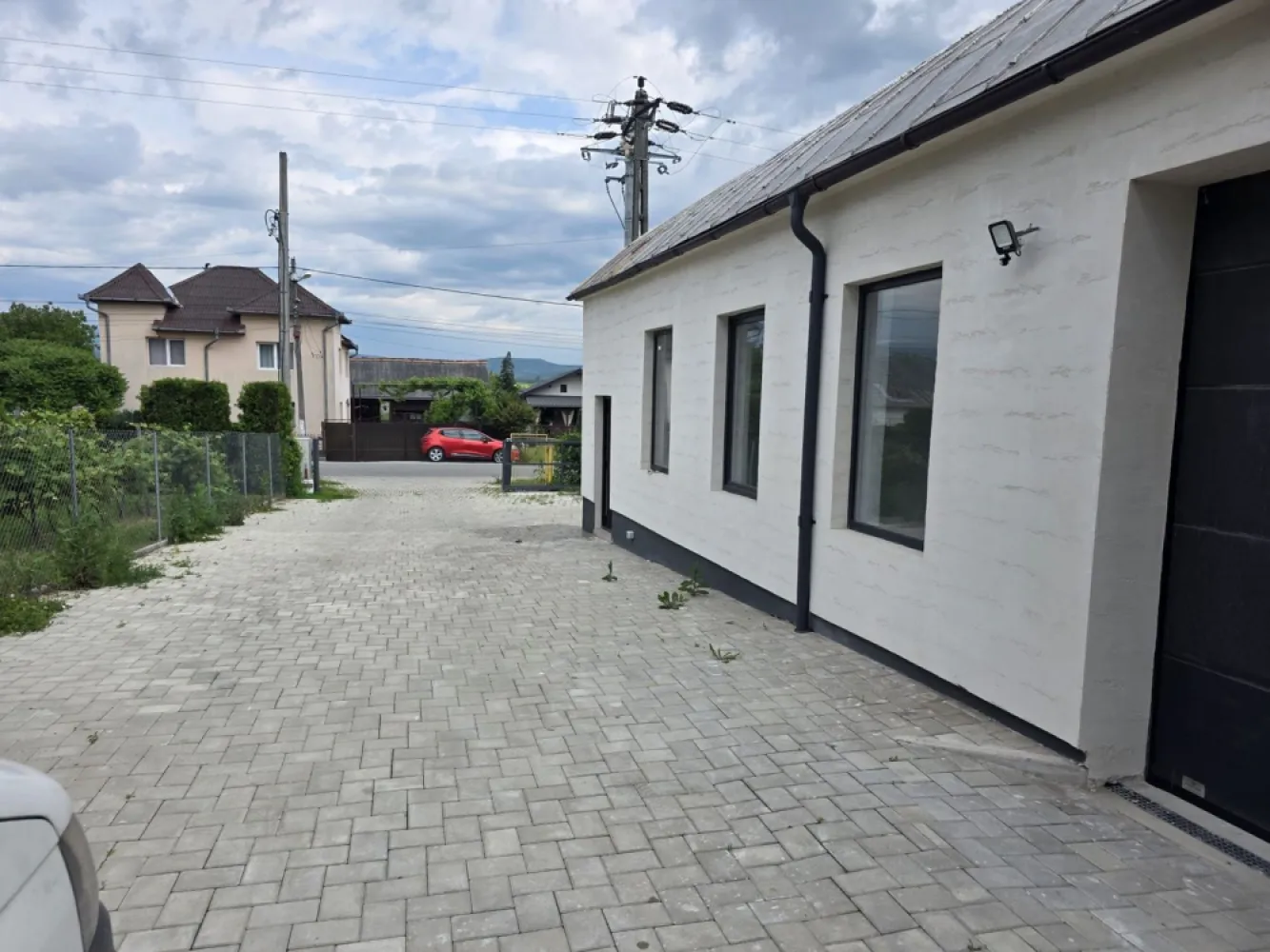 De vanzare hala+teren +2 apartamente la doar 7 km Bistrita - Agentia Direkt Imobiliare ofera spre vanzare un imobil multifunctional , compus din hala depozitare/productie+ 2 apartamente , situat la 7 km de Municipiul Bistrita , in centrul satului Jelna , ideal pentru activitati industriale , depozitare sau alte afaceri.

Suprafata hala 400 mp compusa din la parter :

-1 spatiu tip open space /hala ,1 birou , 1 camera pentru depozitare , baie , vestiar cu dus ,poarta electrica pentru acces auto daca este cazul , 300 mp curte pavata , imprejmuita cu gard si securizata ; dispune de curent trifazic, apa si canalizare .

la etaj – 2 apartamente complet mobilate si utilate , fiecare in suprafata de 50 mp .Fiecare apartament dipsune de baie proprie .

Accesul in apartamentele de la etaj se face separat .

Oportunitate excelenta pentru investitii !