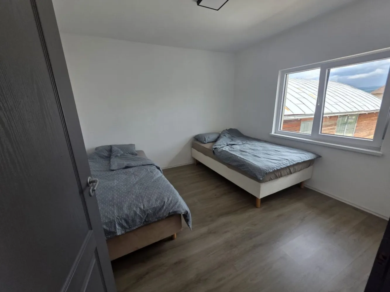 De vanzare hala+teren +2 apartamente la doar 7 km Bistrita