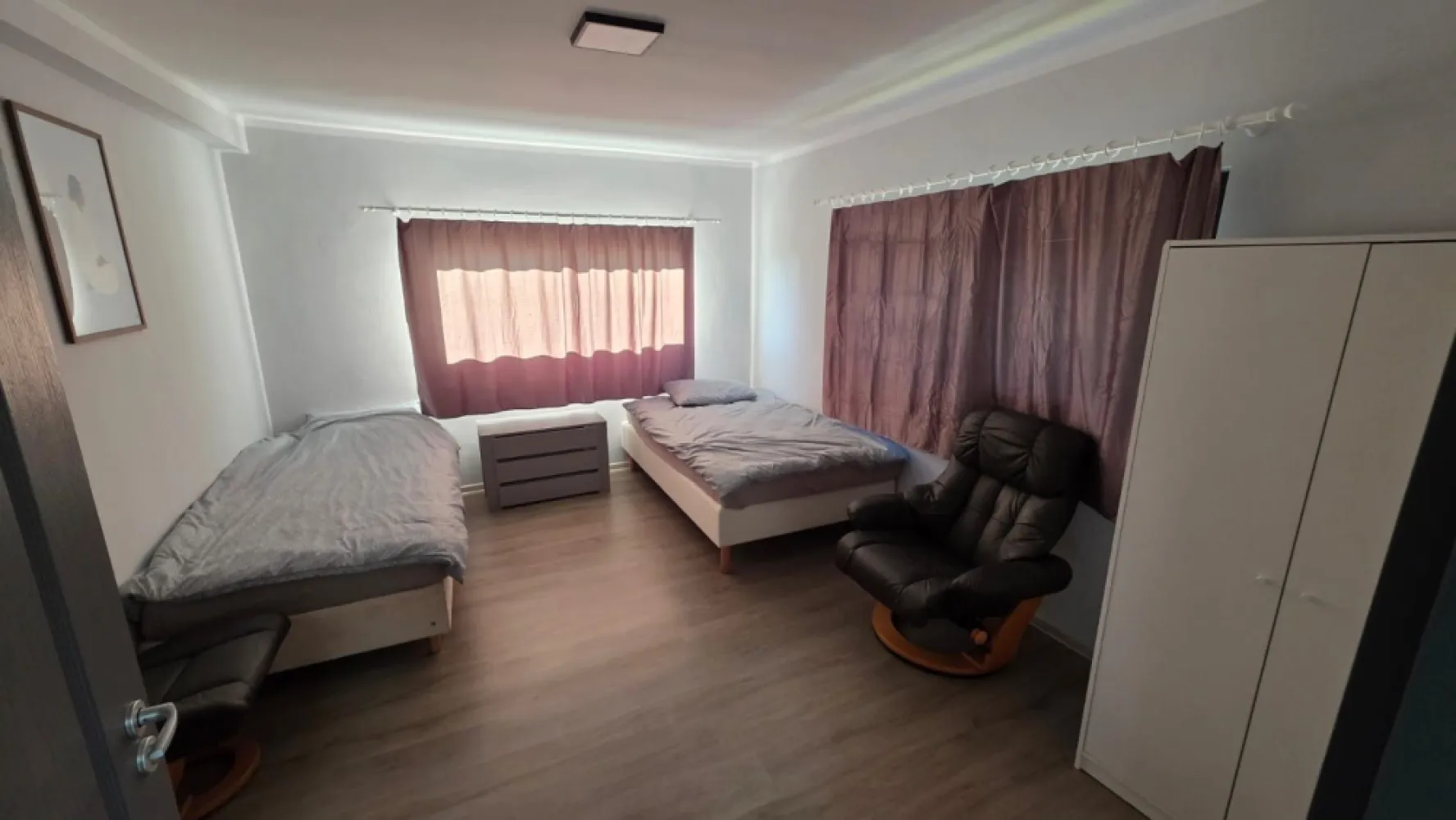 Inchiriere 2 apartamente situate in Sat Jelna ! - Propunem spre inchiriere 2 apartamente situate in sat Jelna la 7 km de municipiul Bistrita , fiecare cu cate 2 dormitoare , capacitate de cazare totala 8 persoane , paturi individuale ,bucatarie , baie , loc de parcare in curtea privata .

Ideal cazare echipe muncitori !