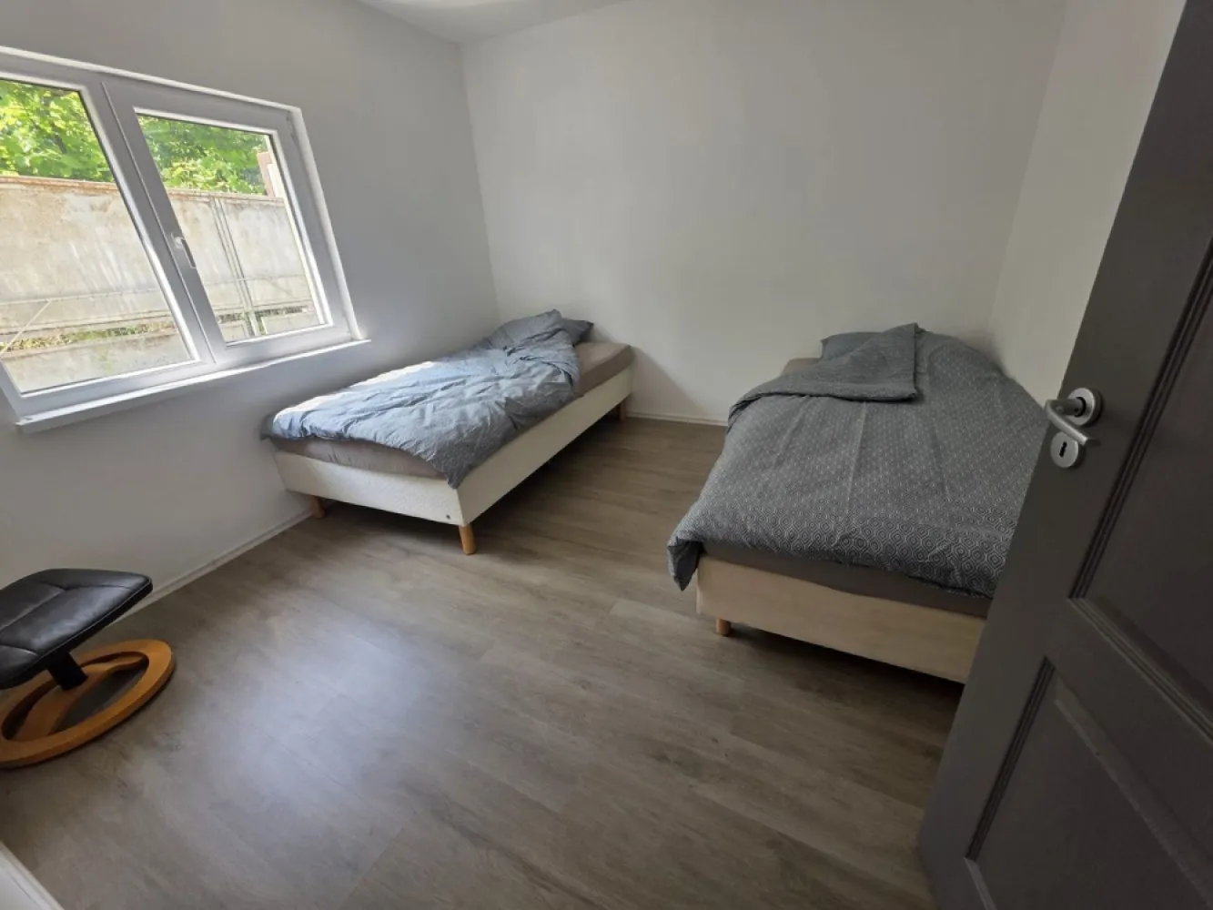 Inchiriere 2 apartamente situate in Sat Jelna ! - Propunem spre inchiriere 2 apartamente situate in sat Jelna la 7 km de municipiul Bistrita , fiecare cu cate 2 dormitoare , capacitate de cazare totala 8 persoane , paturi individuale ,bucatarie , baie , loc de parcare in curtea privata .

Ideal cazare echipe muncitori !