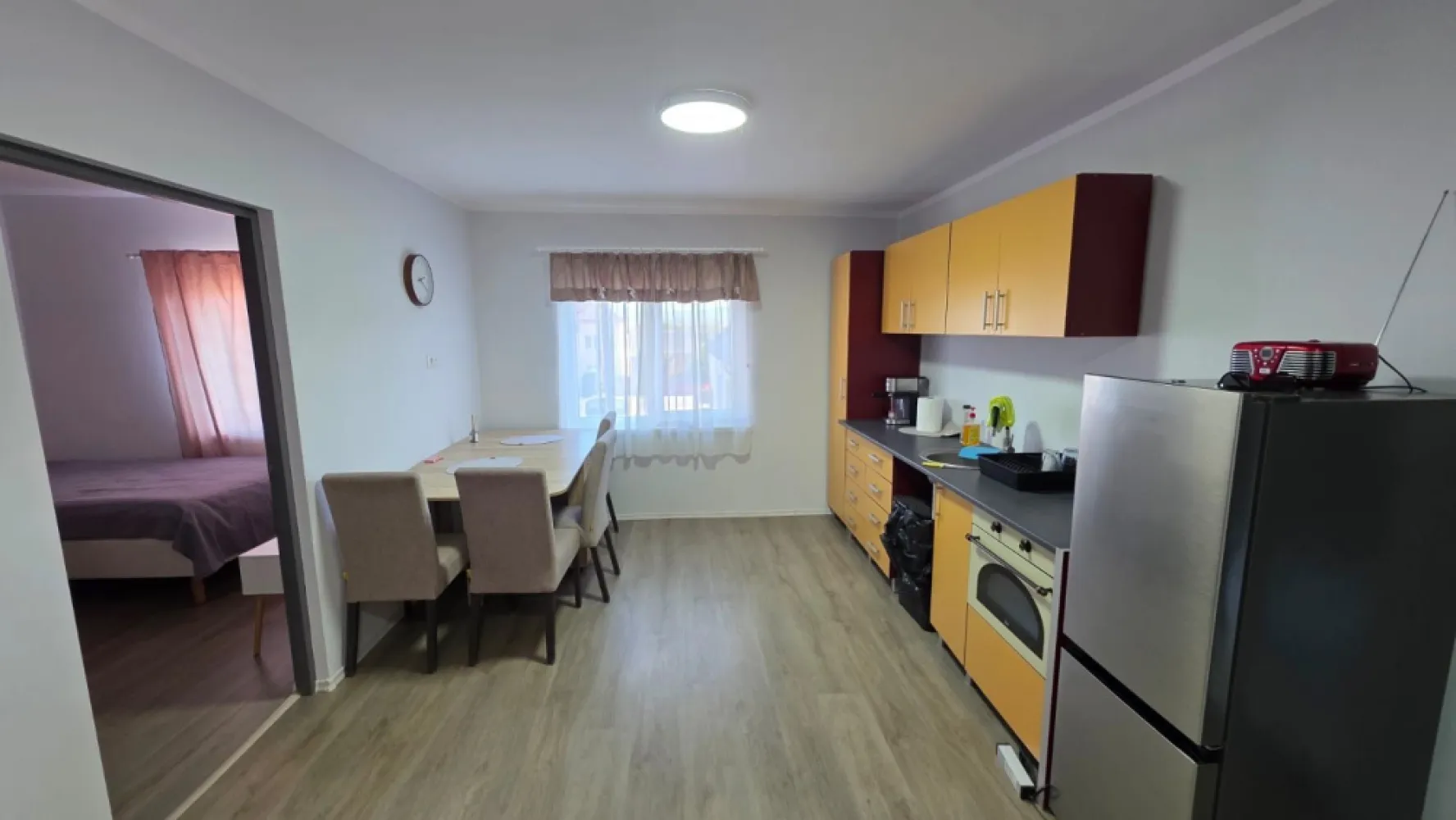 Inchiriere 2 apartamente situate in Sat Jelna ! - Propunem spre inchiriere 2 apartamente situate in sat Jelna la 7 km de municipiul Bistrita , fiecare cu cate 2 dormitoare , capacitate de cazare totala 8 persoane , paturi individuale ,bucatarie , baie , loc de parcare in curtea privata .

Ideal cazare echipe muncitori !