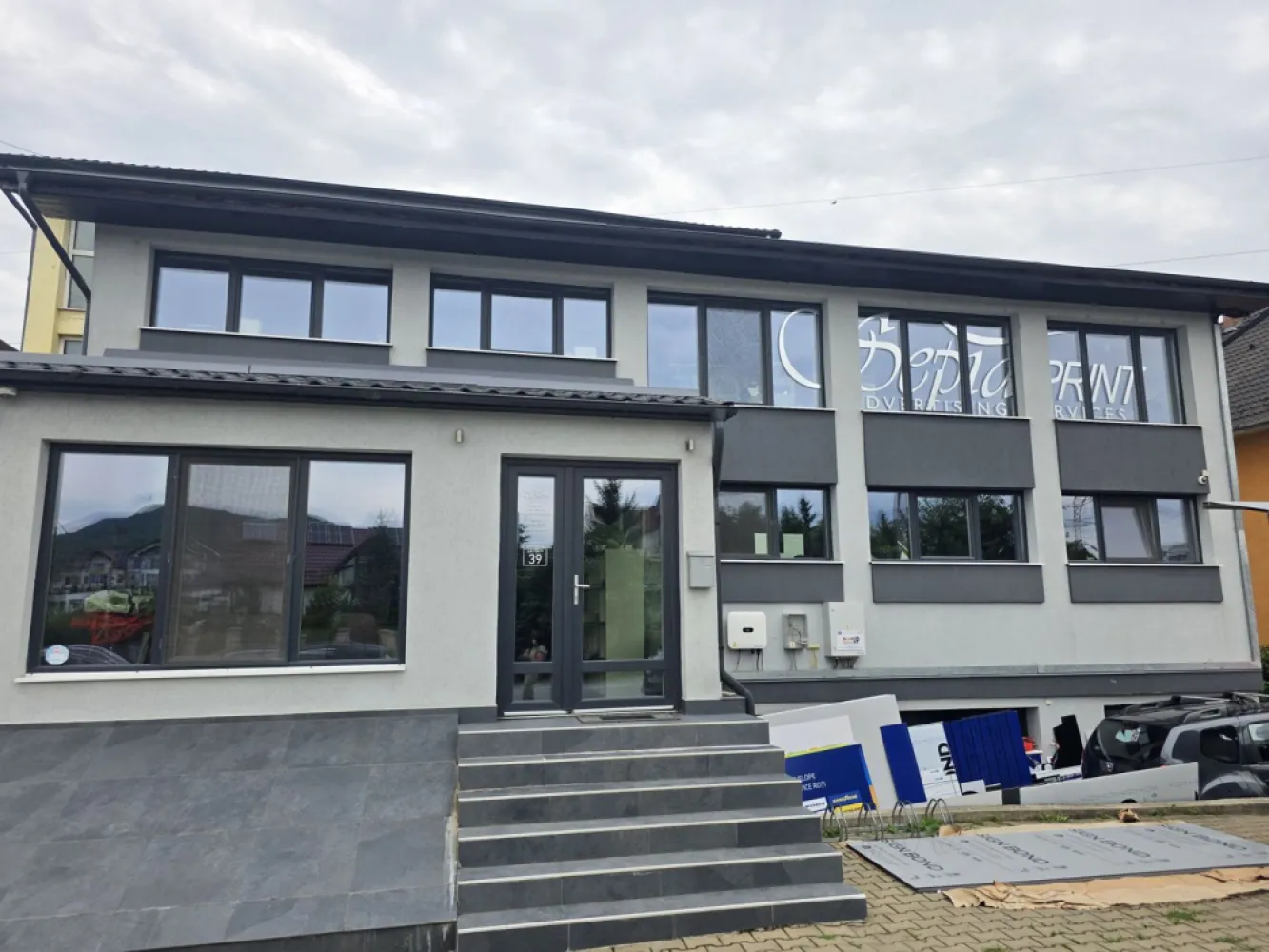 Cladire birouri , Drumul Cetatii , Bistrita , 300 mp ! - Oferim spre vanzare cladire moderna de birouri situata intr -o zona accesibila , pe Drumul Cetatii din Bistrita .

Suprafata totala a imobilului este de 300 mp , compartimentata pe 3 nivele :

Demisol- ideal pentru arhivare , depozitare , spatiu tehnic , garaj , etc

Parter- zona de receptie , chicineta , 2 spatii birouri separate , baie .

Etaj – open space , baie , zona administrativ

– Pardosea: gresie si parchet

-Geamuri cu 3 sticle , de tip 4 S .

-centrala pe gaz

-alarma

-supraveghere video

-usi de sticla

-acces demisol atat pe interior cat si pe exterior

-usa garaj automata

-pod pentru depozitare

Teren aferent – 200 mp

Parcare pavata pentru aproximativ 6 masini

Spatiu ideal pentru firma de consultanta , IT, contabilitate , cabinet medical ,magazin , sau alte activitati de birou .