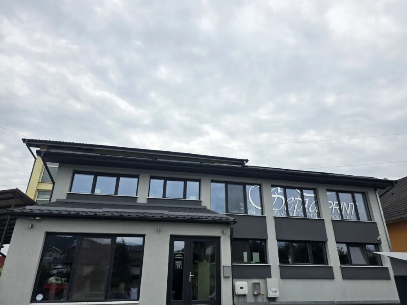 Cladire birouri , Drumul Cetatii , Bistrita , 300 mp ! - Oferim spre vanzare cladire moderna de birouri situata intr -o zona accesibila , pe Drumul Cetatii din Bistrita .

Suprafata totala a imobilului este de 300 mp , compartimentata pe 3 nivele :

Demisol- ideal pentru arhivare , depozitare , spatiu tehnic , garaj , etc

Parter- zona de receptie , chicineta , 2 spatii birouri separate , baie .

Etaj – open space , baie , zona administrativ

– Pardosea: gresie si parchet

-Geamuri cu 3 sticle , de tip 4 S .

-centrala pe gaz

-alarma

-supraveghere video

-usi de sticla

-acces demisol atat pe interior cat si pe exterior

-usa garaj automata

-pod pentru depozitare

Teren aferent – 200 mp

Parcare pavata pentru aproximativ 6 masini

Spatiu ideal pentru firma de consultanta , IT, contabilitate , cabinet medical ,magazin , sau alte activitati de birou .