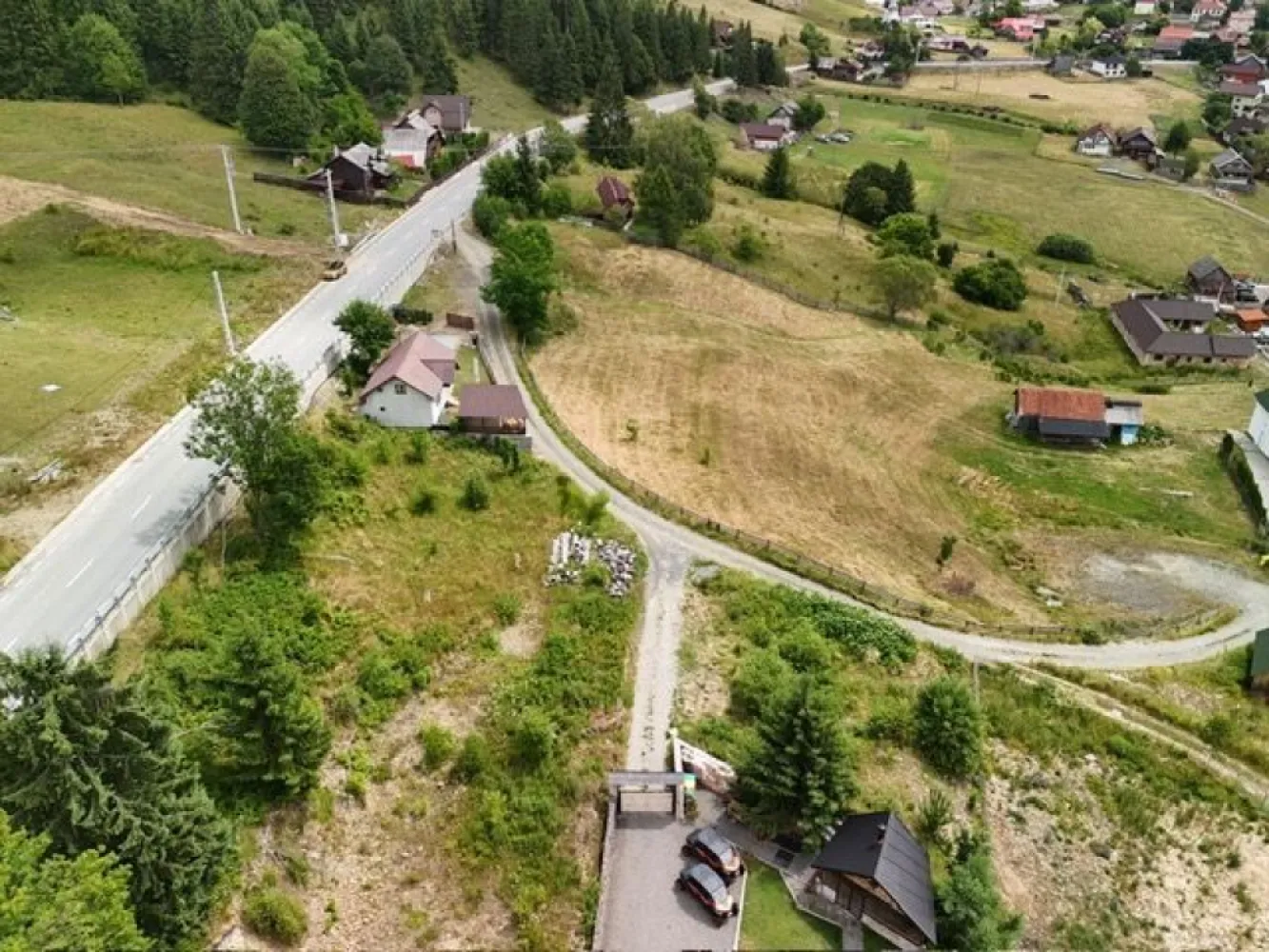 Teren intravilan,Coada lacului Colibita , ideal pt cabana! - Agentia Direkt Imobiliare vinde teren intravilan in suprafata de 1000 mp , situat la Coada Lacului Colibita , cu priveliste deosebita asupra lacului Colibita , cunoscut drept Marea de la munte . Utilitati disponibile : curent electric , 2 cai de acces .

Ideal pentru constructie cabana , casa de vacanta , sau investitie turistica .

Un loc de vis pentru cei care vor sa se retraga in mijlocul naturii .