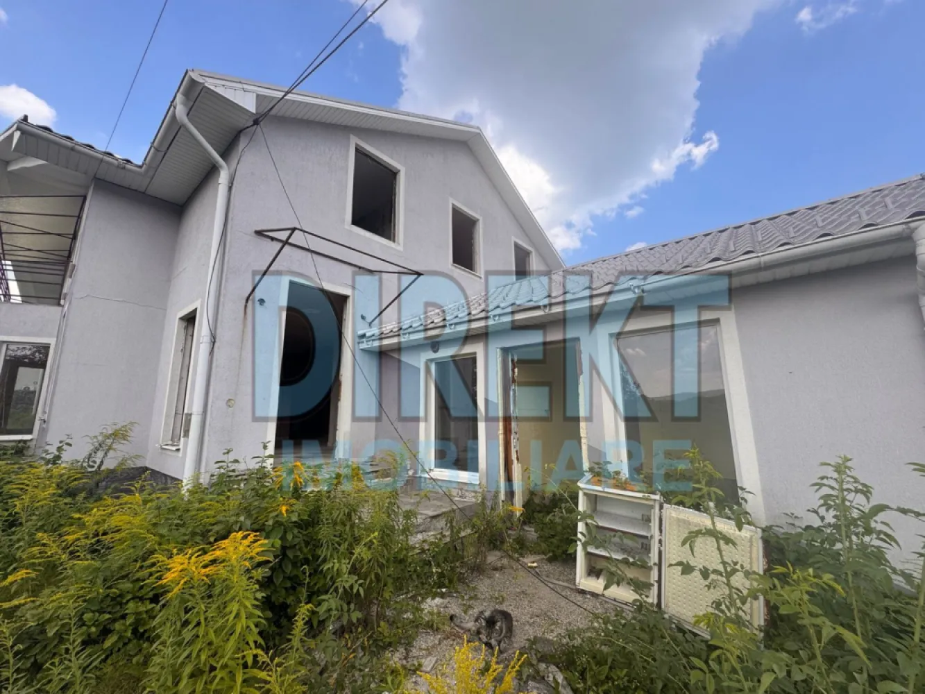 Casa individuala , cu piscina interioara , zona Strada Valea Budacului - Agentia Direkt Imobiliare propune spre vanzare casa individuala , situata pe strada Valea Budacului. Imobilul este constructie 2010 , are o suprafata de cca 250 mp ,compusa din : la demisol ,2 incaperi si camera tehnica , la parter , living , 3 camere , 3 bai , piscina interioara ,bucatarie separata , terasa ; iar la etaj 3 dormitoare , 3 bai , 2 balcoane .Dispune de fosa septica , fanatana , toate utilitatile .

Teren aferent 900 mp .