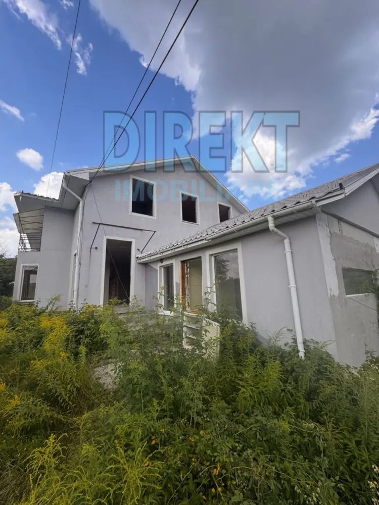 Casa individuala , cu piscina interioara , zona Strada Valea Budacului - Agentia Direkt Imobiliare propune spre vanzare casa individuala , situata pe strada Valea Budacului. Imobilul este constructie 2010 , are o suprafata de cca 250 mp ,compusa din : la demisol ,2 incaperi si camera tehnica , la parter , living , 3 camere , 3 bai , piscina interioara ,bucatarie separata , terasa ; iar la etaj 3 dormitoare , 3 bai , 2 balcoane .Dispune de fosa septica , fanatana , toate utilitatile .

Teren aferent 900 mp .