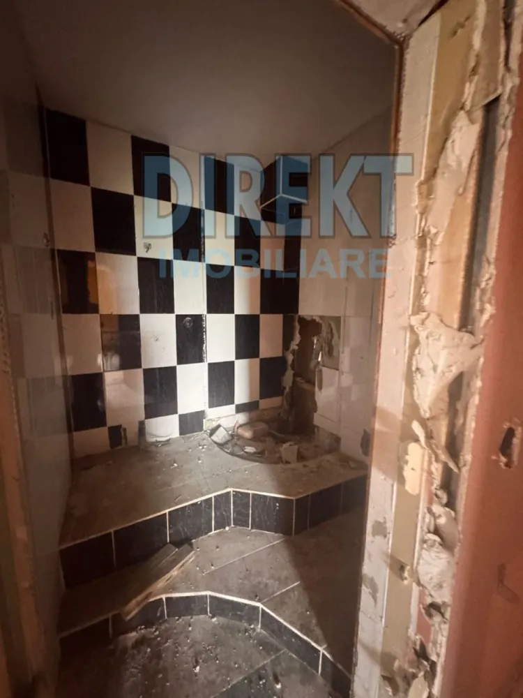 Casa individuala , cu piscina interioara , zona Strada Valea Budacului - Agentia Direkt Imobiliare propune spre vanzare casa individuala , situata pe strada Valea Budacului. Imobilul este constructie 2010 , are o suprafata de cca 250 mp ,compusa din : la demisol ,2 incaperi si camera tehnica , la parter , living , 3 camere , 3 bai , piscina interioara ,bucatarie separata , terasa ; iar la etaj 3 dormitoare , 3 bai , 2 balcoane .Dispune de fosa septica , fanatana , toate utilitatile .

Teren aferent 900 mp .