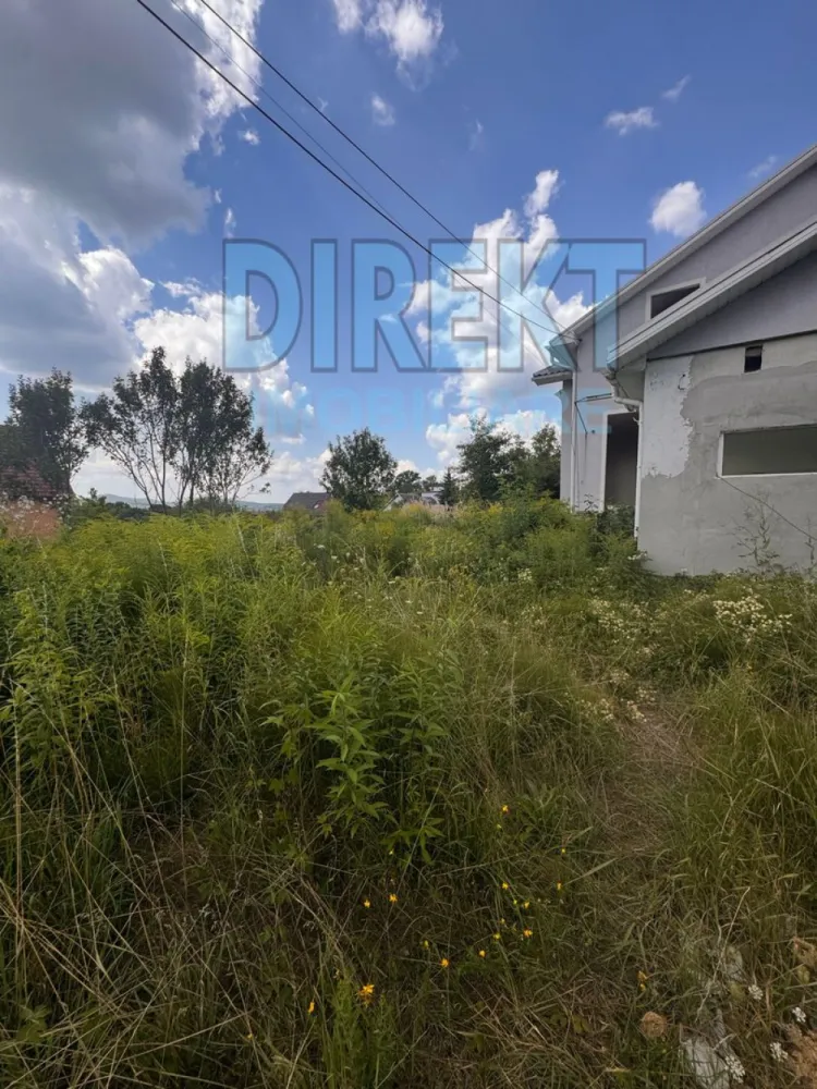 Casa individuala , cu piscina interioara , zona Strada Valea Budacului - Agentia Direkt Imobiliare propune spre vanzare casa individuala , situata pe strada Valea Budacului. Imobilul este constructie 2010 , are o suprafata de cca 250 mp ,compusa din : la demisol ,2 incaperi si camera tehnica , la parter , living , 3 camere , 3 bai , piscina interioara ,bucatarie separata , terasa ; iar la etaj 3 dormitoare , 3 bai , 2 balcoane .Dispune de fosa septica , fanatana , toate utilitatile .

Teren aferent 900 mp .