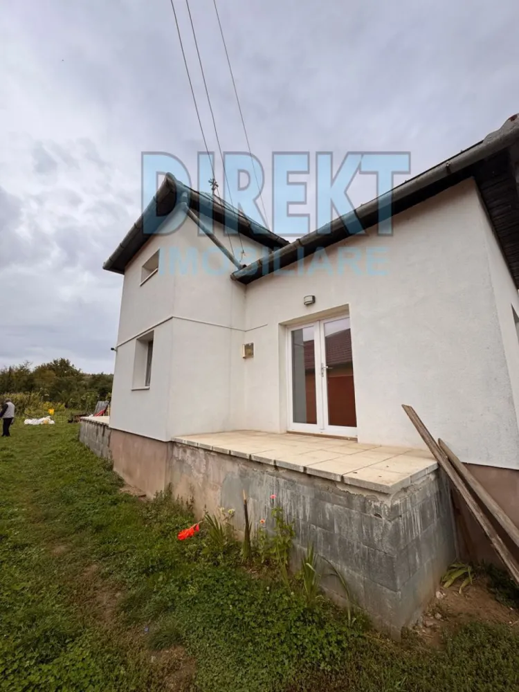 Agentia Direkt Imobiliare propune spre vanzare cabana Duplex situata i - Agentia Direkt Imobiliare propune spre vanzare casa individuala la 14 km de localitatea Nasaud , in regim de inaltime D+ P , situata in localitatea Mocod .

Imobilul are o suprafata de 150 mp , dispusa astfel : demisol , etaj parter – hol spatios , bucatarie mobilata si utilata cu living , 3 dormitoare mobilate ,2 bai.

Dispune de finisaje moderene si mobilier de calitate .

Anexe Gospodaresti , loc de parcare in curtea interioara .

Teren aferent 7500 mp .