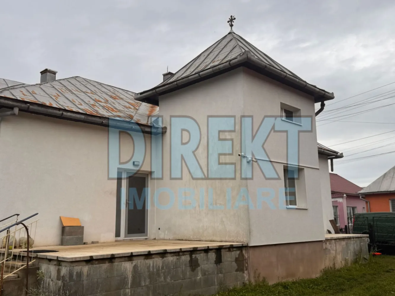 Agentia Direkt Imobiliare propune spre vanzare cabana Duplex situata i - Agentia Direkt Imobiliare propune spre vanzare casa individuala la 14 km de localitatea Nasaud , in regim de inaltime D+ P , situata in localitatea Mocod .

Imobilul are o suprafata de 150 mp , dispusa astfel : demisol , etaj parter – hol spatios , bucatarie mobilata si utilata cu living , 3 dormitoare mobilate ,2 bai.

Dispune de finisaje moderene si mobilier de calitate .

Anexe Gospodaresti , loc de parcare in curtea interioara .

Teren aferent 7500 mp .