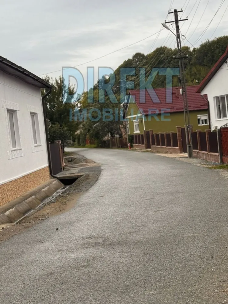 Agentia Direkt Imobiliare propune spre vanzare cabana Duplex situata i - Agentia Direkt Imobiliare propune spre vanzare casa individuala la 14 km de localitatea Nasaud , in regim de inaltime D+ P , situata in localitatea Mocod .

Imobilul are o suprafata de 150 mp , dispusa astfel : demisol , etaj parter – hol spatios , bucatarie mobilata si utilata cu living , 3 dormitoare mobilate ,2 bai.

Dispune de finisaje moderene si mobilier de calitate .

Anexe Gospodaresti , loc de parcare in curtea interioara .

Teren aferent 7500 mp .