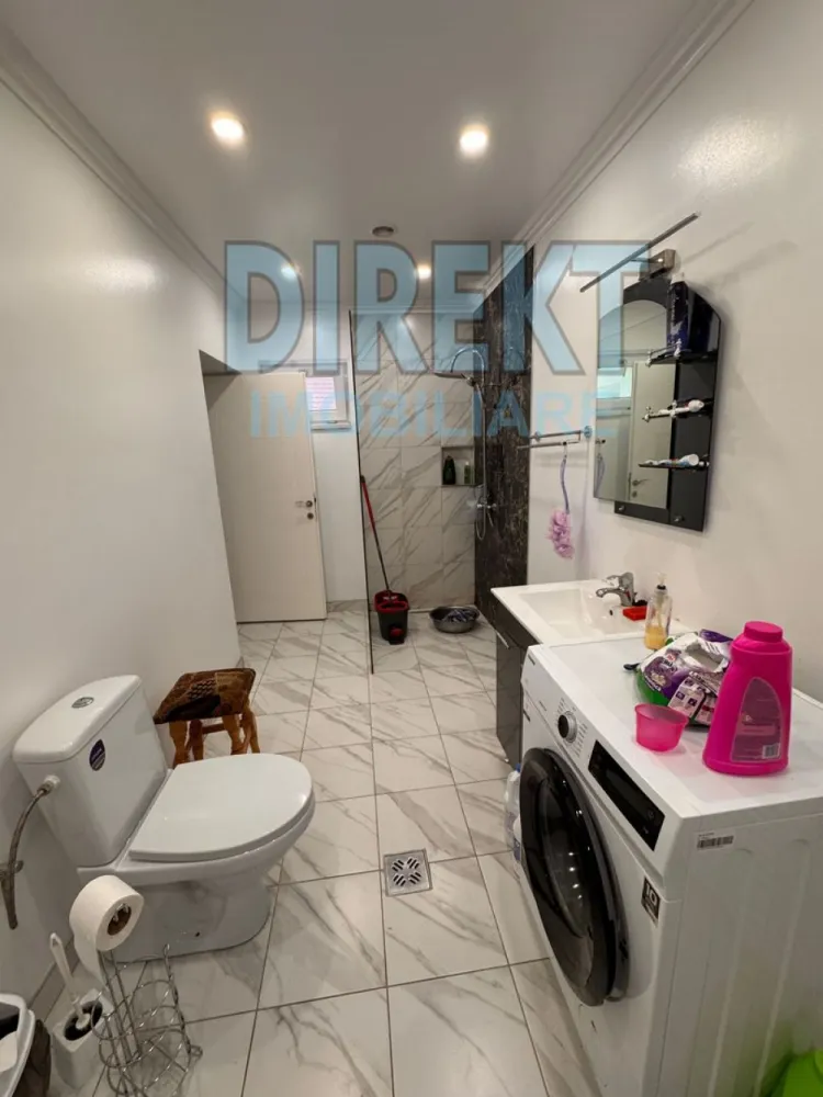 Agentia Direkt Imobiliare propune spre vanzare cabana Duplex situata i - Agentia Direkt Imobiliare propune spre vanzare casa individuala la 14 km de localitatea Nasaud , in regim de inaltime D+ P , situata in localitatea Mocod .

Imobilul are o suprafata de 150 mp , dispusa astfel : demisol , etaj parter – hol spatios , bucatarie mobilata si utilata cu living , 3 dormitoare mobilate ,2 bai.

Dispune de finisaje moderene si mobilier de calitate .

Anexe Gospodaresti , loc de parcare in curtea interioara .

Teren aferent 7500 mp .