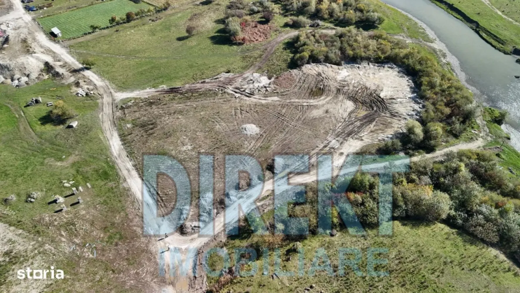 Agentia Direkt Imobiliare propune spre vanzare cabana Duplex situata i - Agentia Direkt Imobiliare propune spre vanzare cabana Duplex situata in zona pitoreasca Colibita , cu o priveliste spectaculoasa asupra lacului si muntilor din jur. Imobilul are o suprafata de 200 mp , si este compus din P+1E+M . La parter : living , bucatarie , baie , la etaj 6 dormitoare , balcon, baie , hol.

Utilitati: curent electric , apa, centrala pe lemne .

Dispune de filigorie , constructie din lemn, curte pavata , spatioasa , zona linistita , priveliste la lac .

Posibilitate de achizitionare si a celelilalte parti de duplex , si inca 500 mp teren.