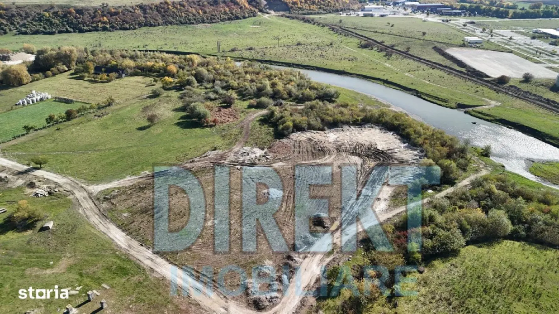 Agentia Direkt Imobiliare propune spre vanzare cabana Duplex situata i - Agentia Direkt Imobiliare propune spre vanzare cabana Duplex situata in zona pitoreasca Colibita , cu o priveliste spectaculoasa asupra lacului si muntilor din jur. Imobilul are o suprafata de 200 mp , si este compus din P+1E+M . La parter : living , bucatarie , baie , la etaj 6 dormitoare , balcon, baie , hol.

Utilitati: curent electric , apa, centrala pe lemne .

Dispune de filigorie , constructie din lemn, curte pavata , spatioasa , zona linistita , priveliste la lac .

Posibilitate de achizitionare si a celelilalte parti de duplex , si inca 500 mp teren.