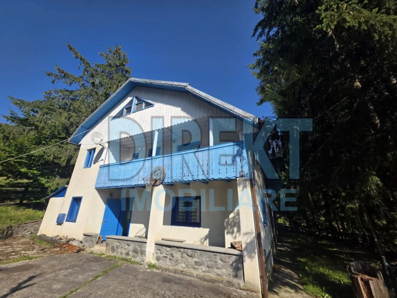 Cabana de vanzare - Lacul Colibita - Agentia Direkt Imobiliare propune spre vanzare cabana Duplex situata in zona pitoreasca Colibita , cu o priveliste spectaculoasa asupra lacului si muntilor din jur. Imobilul are o suprafata de 200 mp , si este compus din P+1E+M . La parter : living , bucatarie , baie , la etaj 6 dormitoare , balcon, baie , hol.

Utilitati: curent electric , apa, centrala pe lemne .

Dispune de filigorie , constructie din lemn, curte pavata , spatioasa , zona linistita , priveliste la lac .

Posibilitate de achizitionare si a celelilalte parti de duplex , si inca 500 mp teren.