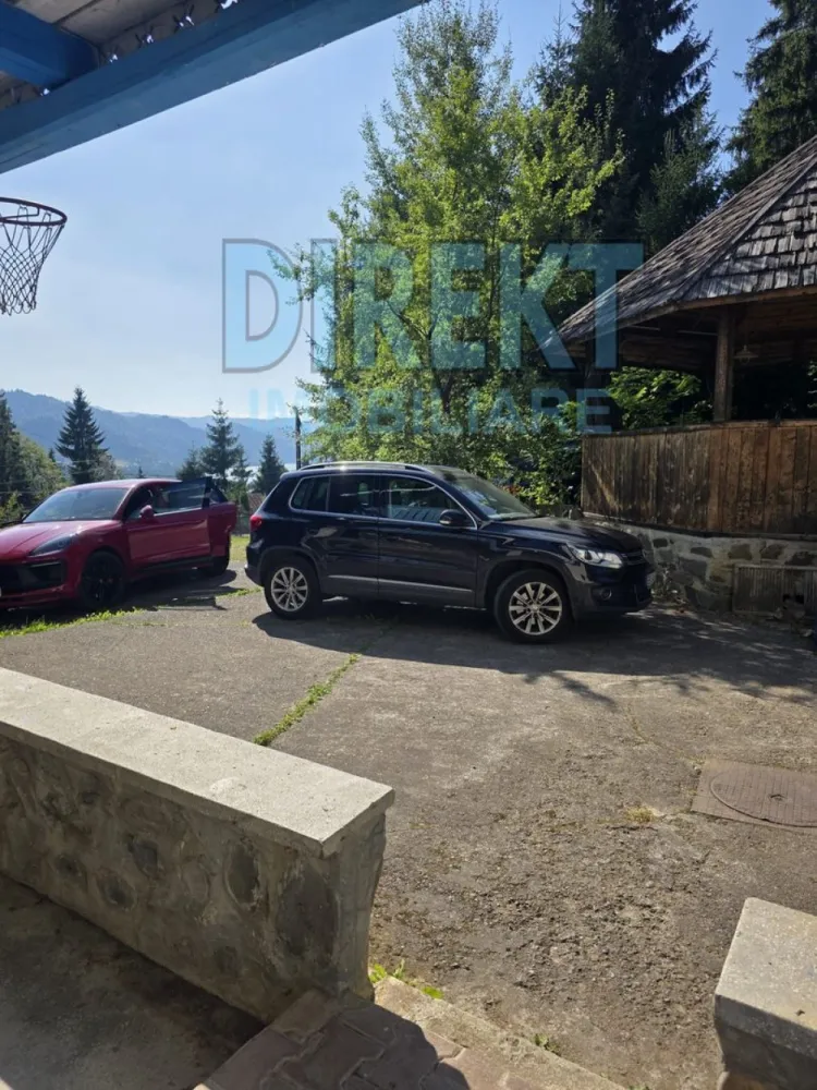 Cabana de vanzare - Lacul Colibita - Agentia Direkt Imobiliare propune spre vanzare cabana Duplex situata in zona pitoreasca Colibita , cu o priveliste spectaculoasa asupra lacului si muntilor din jur. Imobilul are o suprafata de 200 mp , si este compus din P+1E+M . La parter : living , bucatarie , baie , la etaj 6 dormitoare , balcon, baie , hol.

Utilitati: curent electric , apa, centrala pe lemne .

Dispune de filigorie , constructie din lemn, curte pavata , spatioasa , zona linistita , priveliste la lac .

Posibilitate de achizitionare si a celelilalte parti de duplex , si inca 500 mp teren.