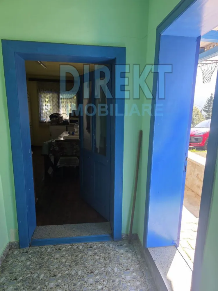 Cabana de vanzare - Lacul Colibita - Agentia Direkt Imobiliare propune spre vanzare cabana Duplex situata in zona pitoreasca Colibita , cu o priveliste spectaculoasa asupra lacului si muntilor din jur. Imobilul are o suprafata de 200 mp , si este compus din P+1E+M . La parter : living , bucatarie , baie , la etaj 6 dormitoare , balcon, baie , hol.

Utilitati: curent electric , apa, centrala pe lemne .

Dispune de filigorie , constructie din lemn, curte pavata , spatioasa , zona linistita , priveliste la lac .

Posibilitate de achizitionare si a celelilalte parti de duplex , si inca 500 mp teren.