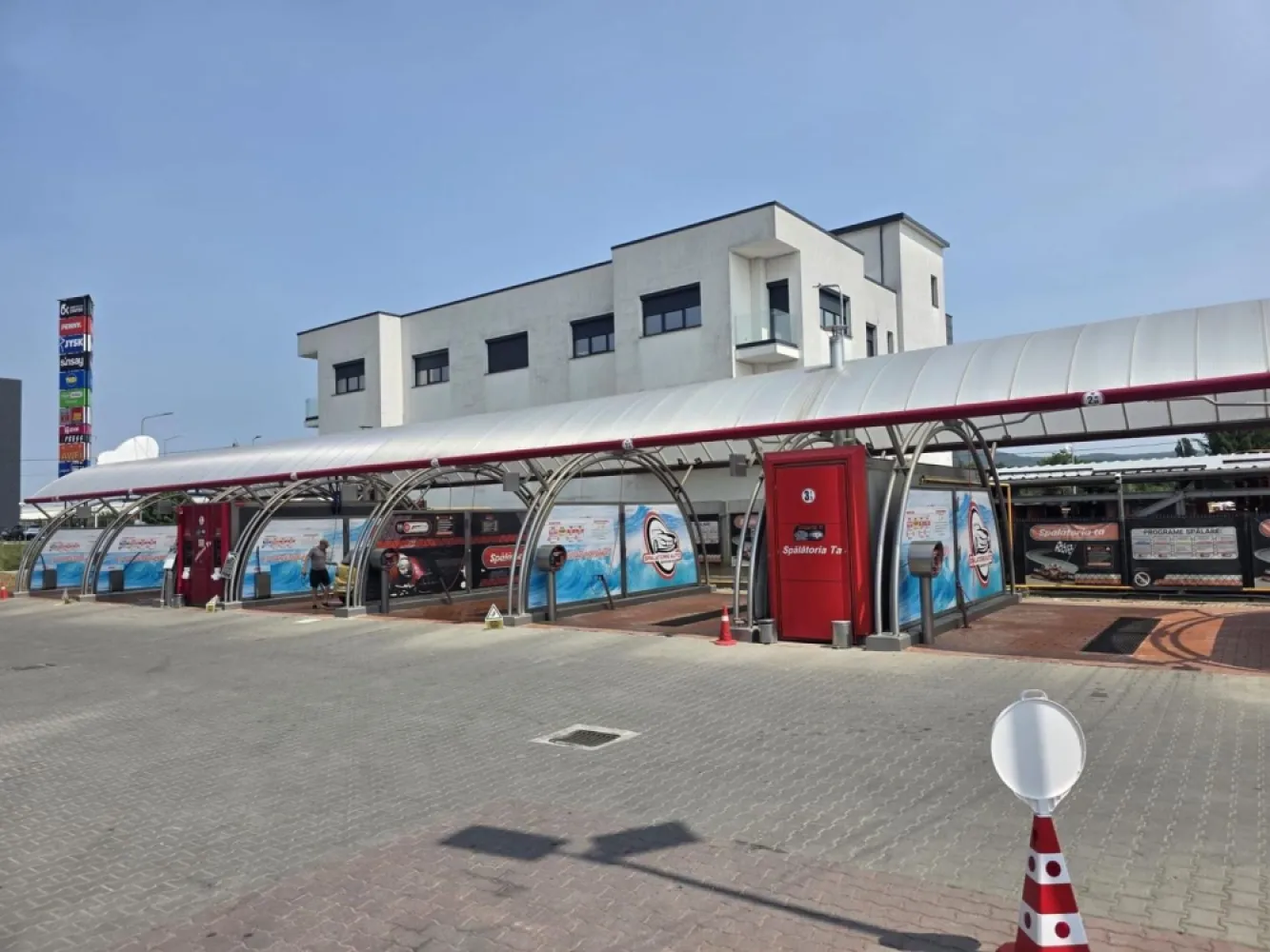 Oportunitate afacere profitabila Statie Carburanti +Spalatorie auto - Agentia Direkt Imobiliare ofera spre vanzare afacere la cheie complet functionala si profitabila , cu amortizare de profit in 8 ani , pozitionata in localitatea Bistrita , pe Drumul Sigmirului , vizavi de magazinul Dedeman , formata din 2 componente integrate :

1. Statie de distributie carburanti compusa din :

– cladire in regim P+ E , cu suprafata utila de 300 mp , compusa din : – la parter punct vanzare si caserie , iar la etaj birouri , teren intravilan aferent 2668 mp .

– 4 pompe duble alimentare benzina si motorina ,

– 5 rezervoare de alimentare

– copertina

– statie Gpl

2 . Spalatorie tip self service compusa din :

6 boxe
2 aspiratoare ,
Teren aferent : 946 mp .
Ambele obiective detin autorizatie de constructie /functionare conform legislatiei in vigoare .

Afacerea este complet operationala .

Profitabilitate stabila .

Pozitionare avantajoasa si trafic constant .

Pentru mai multe detalii contactati brokerul imobiliar la nr tel : Contactează .