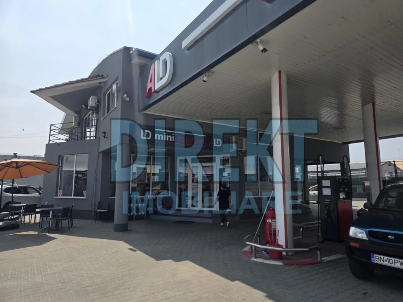 Oportunitate afacere profitabila Statie Carburanti +Spalatorie auto - Agentia Direkt Imobiliare ofera spre vanzare afacere la cheie complet functionala si profitabila , cu amortizare de profit in 8 ani , pozitionata in localitatea Bistrita , pe Drumul Sigmirului , vizavi de magazinul Dedeman , formata din 2 componente integrate :

1. Statie de distributie carburanti compusa din :

– cladire in regim P+ E , cu suprafata utila de 300 mp , compusa din : – la parter punct vanzare si caserie , iar la etaj birouri , teren intravilan aferent 2668 mp .

– 4 pompe duble alimentare benzina si motorina ,

– 5 rezervoare de alimentare

– copertina

– statie Gpl

2 . Spalatorie tip self service compusa din :

6 boxe
2 aspiratoare ,
Teren aferent : 946 mp .
Ambele obiective detin autorizatie de constructie /functionare conform legislatiei in vigoare .

Afacerea este complet operationala .

Profitabilitate stabila .

Pozitionare avantajoasa si trafic constant .

Pentru mai multe detalii contactati brokerul imobiliar la nr tel : Contactează .