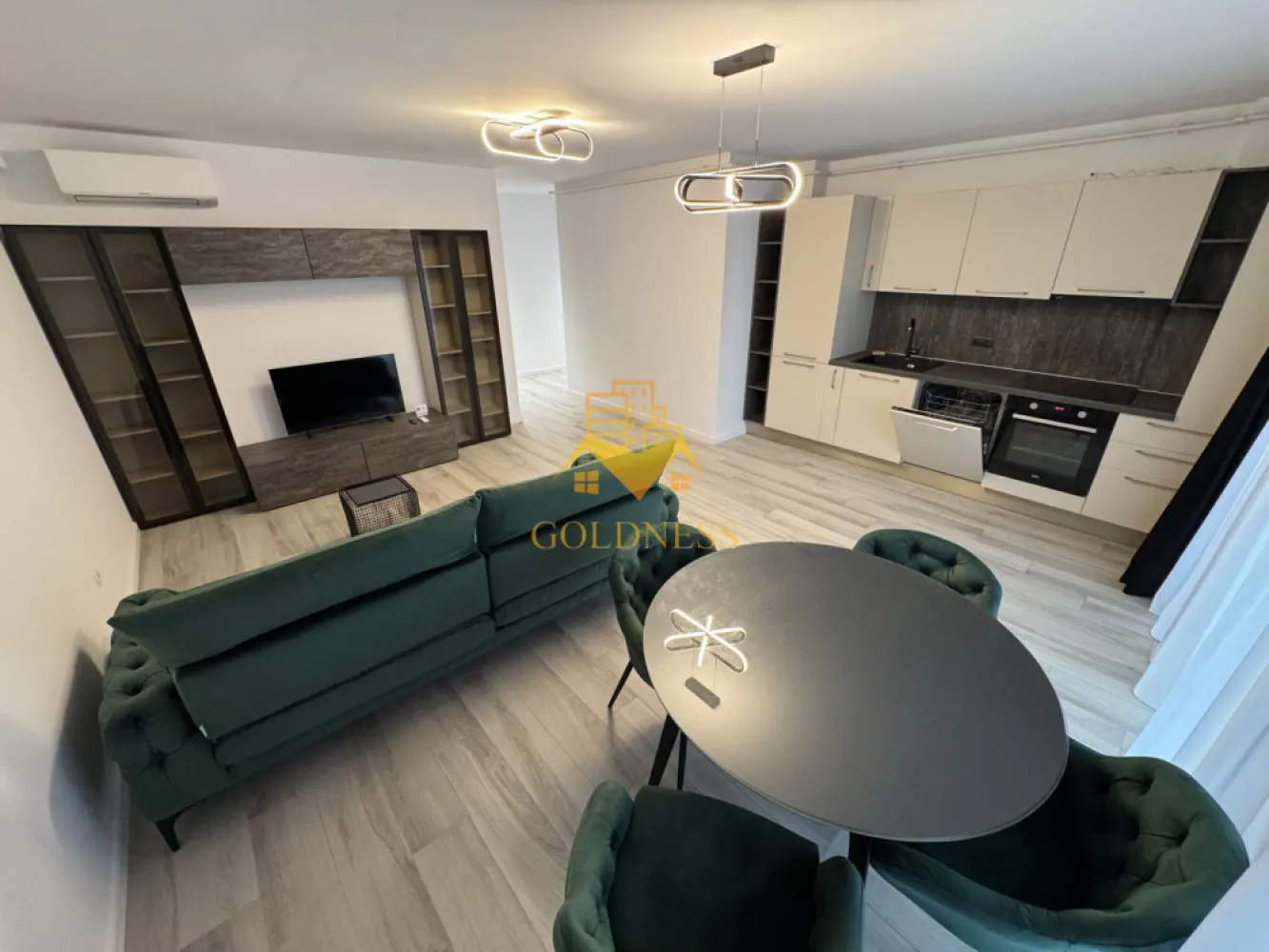3 camere,modern, bloc nou,parcare, AC, Gheorgheni, Constantin Brancusi - Apartamentul pe care vi-l propunem spre achiziție reprezintă o oportunitate rară pe piața imobiliară din Cluj-Napoca: un spațiu modern, generos și luminos, situat într-una dintre cele mai apreciate zone ale orașului – cartierul Gheorgheni, la granița cu exclusivistul Andrei Mureșanu. Locația îmbină perfect liniștea unei zone rezidențiale cu accesul rapid către punctele de interes ale orașului, oferind un stil de viață confortabil, sigur și rafinat.
Proprietatea este amplasată la etajul 5 al unui imobil nou, cu regim de înălțime 6 etaje + etaj retras, construit la standarde actuale de calitate și dotat cu lift modern, videointerfon și spații comune îngrijite. Apartamentul dispune de o suprafață utilă de 86 mp, la care se adaugă două balcoane generoase însumând 18 mp, ideale pentru momente de relaxare, pentru un mic dejun în aer liber sau pentru amenajarea unui colț verde personal.
Compartimentarea este gândită pentru a oferi confort, funcționalitate și intimitate, fiind structurată astfel:
• hol de acces spațios, cu zonă de depozitare;
• living open-space luminos, cu bucătărie complet utilată și zonă de dining;
• dormitor matrimonial cu dressing dedicat și baie proprie;
• al doilea dormitor, potrivit atât ca spațiu de odihnă, cât și ca birou sau cameră pentru copii;
• hol secundar;
• două balcoane cu acces din living și din dormitor.
Locuința se vinde complet mobilată și utilată, exact ca în imaginile de prezentare, beneficiind de finisaje și dotări premium: centrală termică proprie, încălzire în pardoseală, aer condiționat, mașină de spălat vase, mașină de spălat rufe, frigider, Smart TV, mobilier modern realizat pe comandă și electrocasnice de ultimă generație. Totul este pregătit pentru a vă muta imediat, fără investiții suplimentare.
Pentru cei care își doresc un plus de confort, există posibilitatea achiziționării unui loc de parcare subteran, la prețul de 15.000 euro. Proprietatea se vinde de pe societate, astfel încât pentru persoanele fizice se aplică TVA conform legislației în vigoare.
Zona este una dintre cele mai căutate din Cluj-Napoca, oferind acces rapid către centre comerciale, supermarketuri, școli, grădinițe, parcuri, zone verzi, săli de sport și mijloace de transport în comun. Totodată, proximitatea față de centrul orașului și față de zonele de interes face ca acest apartament să fie ideal atât pentru locuire, cât și ca investiție.
Pentru informații suplimentare sau pentru programarea unei vizionări, vă invităm să ne contactați la numerele afișate. Suntem bucuroși să vă oferim toate detaliile necesare și să vă prezentăm personal această proprietate deosebită.