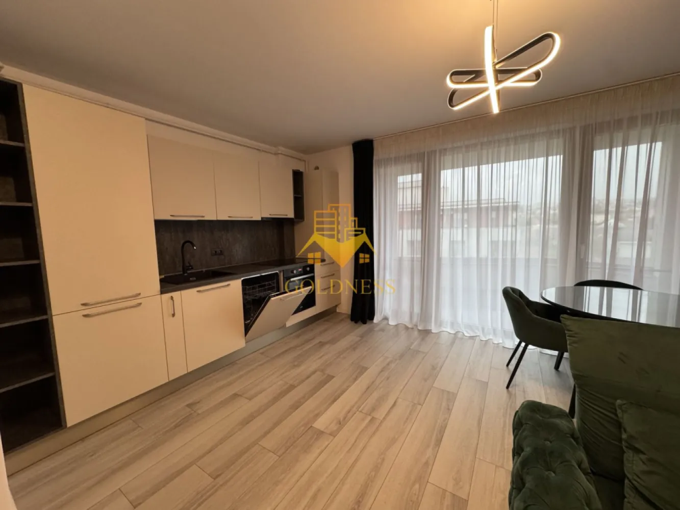 3 camere,modern, bloc nou,parcare, AC, Gheorgheni, Constantin Brancusi - Apartamentul pe care vi-l propunem spre achiziție reprezintă o oportunitate rară pe piața imobiliară din Cluj-Napoca: un spațiu modern, generos și luminos, situat într-una dintre cele mai apreciate zone ale orașului – cartierul Gheorgheni, la granița cu exclusivistul Andrei Mureșanu. Locația îmbină perfect liniștea unei zone rezidențiale cu accesul rapid către punctele de interes ale orașului, oferind un stil de viață confortabil, sigur și rafinat.
Proprietatea este amplasată la etajul 5 al unui imobil nou, cu regim de înălțime 6 etaje + etaj retras, construit la standarde actuale de calitate și dotat cu lift modern, videointerfon și spații comune îngrijite. Apartamentul dispune de o suprafață utilă de 86 mp, la care se adaugă două balcoane generoase însumând 18 mp, ideale pentru momente de relaxare, pentru un mic dejun în aer liber sau pentru amenajarea unui colț verde personal.
Compartimentarea este gândită pentru a oferi confort, funcționalitate și intimitate, fiind structurată astfel:
• hol de acces spațios, cu zonă de depozitare;
• living open-space luminos, cu bucătărie complet utilată și zonă de dining;
• dormitor matrimonial cu dressing dedicat și baie proprie;
• al doilea dormitor, potrivit atât ca spațiu de odihnă, cât și ca birou sau cameră pentru copii;
• hol secundar;
• două balcoane cu acces din living și din dormitor.
Locuința se vinde complet mobilată și utilată, exact ca în imaginile de prezentare, beneficiind de finisaje și dotări premium: centrală termică proprie, încălzire în pardoseală, aer condiționat, mașină de spălat vase, mașină de spălat rufe, frigider, Smart TV, mobilier modern realizat pe comandă și electrocasnice de ultimă generație. Totul este pregătit pentru a vă muta imediat, fără investiții suplimentare.
Pentru cei care își doresc un plus de confort, există posibilitatea achiziționării unui loc de parcare subteran, la prețul de 15.000 euro. Proprietatea se vinde de pe societate, astfel încât pentru persoanele fizice se aplică TVA conform legislației în vigoare.
Zona este una dintre cele mai căutate din Cluj-Napoca, oferind acces rapid către centre comerciale, supermarketuri, școli, grădinițe, parcuri, zone verzi, săli de sport și mijloace de transport în comun. Totodată, proximitatea față de centrul orașului și față de zonele de interes face ca acest apartament să fie ideal atât pentru locuire, cât și ca investiție.
Pentru informații suplimentare sau pentru programarea unei vizionări, vă invităm să ne contactați la numerele afișate. Suntem bucuroși să vă oferim toate detaliile necesare și să vă prezentăm personal această proprietate deosebită.