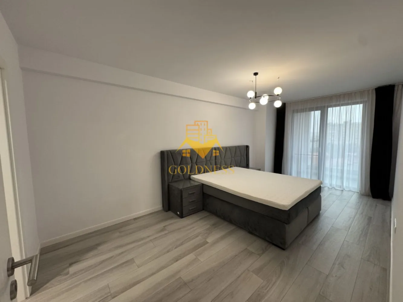 3 camere,modern, bloc nou,parcare, AC, Gheorgheni, Constantin Brancusi - Apartamentul pe care vi-l propunem spre achiziție reprezintă o oportunitate rară pe piața imobiliară din Cluj-Napoca: un spațiu modern, generos și luminos, situat într-una dintre cele mai apreciate zone ale orașului – cartierul Gheorgheni, la granița cu exclusivistul Andrei Mureșanu. Locația îmbină perfect liniștea unei zone rezidențiale cu accesul rapid către punctele de interes ale orașului, oferind un stil de viață confortabil, sigur și rafinat.
Proprietatea este amplasată la etajul 5 al unui imobil nou, cu regim de înălțime 6 etaje + etaj retras, construit la standarde actuale de calitate și dotat cu lift modern, videointerfon și spații comune îngrijite. Apartamentul dispune de o suprafață utilă de 86 mp, la care se adaugă două balcoane generoase însumând 18 mp, ideale pentru momente de relaxare, pentru un mic dejun în aer liber sau pentru amenajarea unui colț verde personal.
Compartimentarea este gândită pentru a oferi confort, funcționalitate și intimitate, fiind structurată astfel:
• hol de acces spațios, cu zonă de depozitare;
• living open-space luminos, cu bucătărie complet utilată și zonă de dining;
• dormitor matrimonial cu dressing dedicat și baie proprie;
• al doilea dormitor, potrivit atât ca spațiu de odihnă, cât și ca birou sau cameră pentru copii;
• hol secundar;
• două balcoane cu acces din living și din dormitor.
Locuința se vinde complet mobilată și utilată, exact ca în imaginile de prezentare, beneficiind de finisaje și dotări premium: centrală termică proprie, încălzire în pardoseală, aer condiționat, mașină de spălat vase, mașină de spălat rufe, frigider, Smart TV, mobilier modern realizat pe comandă și electrocasnice de ultimă generație. Totul este pregătit pentru a vă muta imediat, fără investiții suplimentare.
Pentru cei care își doresc un plus de confort, există posibilitatea achiziționării unui loc de parcare subteran, la prețul de 15.000 euro. Proprietatea se vinde de pe societate, astfel încât pentru persoanele fizice se aplică TVA conform legislației în vigoare.
Zona este una dintre cele mai căutate din Cluj-Napoca, oferind acces rapid către centre comerciale, supermarketuri, școli, grădinițe, parcuri, zone verzi, săli de sport și mijloace de transport în comun. Totodată, proximitatea față de centrul orașului și față de zonele de interes face ca acest apartament să fie ideal atât pentru locuire, cât și ca investiție.
Pentru informații suplimentare sau pentru programarea unei vizionări, vă invităm să ne contactați la numerele afișate. Suntem bucuroși să vă oferim toate detaliile necesare și să vă prezentăm personal această proprietate deosebită.