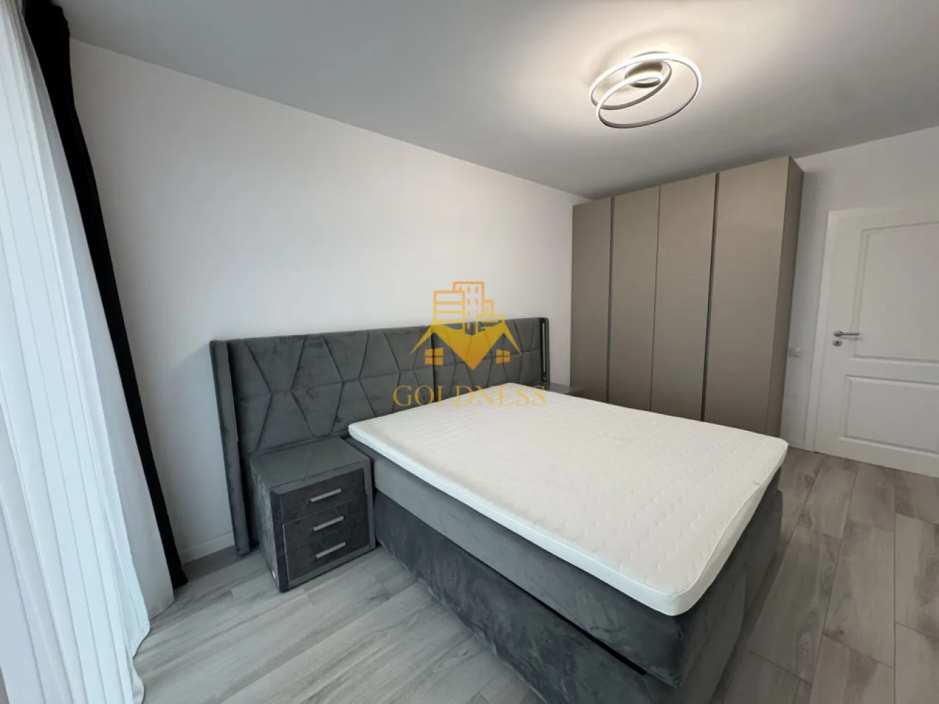 3 camere,modern, bloc nou,parcare, AC, Gheorgheni, Constantin Brancusi - Apartamentul pe care vi-l propunem spre achiziție reprezintă o oportunitate rară pe piața imobiliară din Cluj-Napoca: un spațiu modern, generos și luminos, situat într-una dintre cele mai apreciate zone ale orașului – cartierul Gheorgheni, la granița cu exclusivistul Andrei Mureșanu. Locația îmbină perfect liniștea unei zone rezidențiale cu accesul rapid către punctele de interes ale orașului, oferind un stil de viață confortabil, sigur și rafinat.
Proprietatea este amplasată la etajul 5 al unui imobil nou, cu regim de înălțime 6 etaje + etaj retras, construit la standarde actuale de calitate și dotat cu lift modern, videointerfon și spații comune îngrijite. Apartamentul dispune de o suprafață utilă de 86 mp, la care se adaugă două balcoane generoase însumând 18 mp, ideale pentru momente de relaxare, pentru un mic dejun în aer liber sau pentru amenajarea unui colț verde personal.
Compartimentarea este gândită pentru a oferi confort, funcționalitate și intimitate, fiind structurată astfel:
• hol de acces spațios, cu zonă de depozitare;
• living open-space luminos, cu bucătărie complet utilată și zonă de dining;
• dormitor matrimonial cu dressing dedicat și baie proprie;
• al doilea dormitor, potrivit atât ca spațiu de odihnă, cât și ca birou sau cameră pentru copii;
• hol secundar;
• două balcoane cu acces din living și din dormitor.
Locuința se vinde complet mobilată și utilată, exact ca în imaginile de prezentare, beneficiind de finisaje și dotări premium: centrală termică proprie, încălzire în pardoseală, aer condiționat, mașină de spălat vase, mașină de spălat rufe, frigider, Smart TV, mobilier modern realizat pe comandă și electrocasnice de ultimă generație. Totul este pregătit pentru a vă muta imediat, fără investiții suplimentare.
Pentru cei care își doresc un plus de confort, există posibilitatea achiziționării unui loc de parcare subteran, la prețul de 15.000 euro. Proprietatea se vinde de pe societate, astfel încât pentru persoanele fizice se aplică TVA conform legislației în vigoare.
Zona este una dintre cele mai căutate din Cluj-Napoca, oferind acces rapid către centre comerciale, supermarketuri, școli, grădinițe, parcuri, zone verzi, săli de sport și mijloace de transport în comun. Totodată, proximitatea față de centrul orașului și față de zonele de interes face ca acest apartament să fie ideal atât pentru locuire, cât și ca investiție.
Pentru informații suplimentare sau pentru programarea unei vizionări, vă invităm să ne contactați la numerele afișate. Suntem bucuroși să vă oferim toate detaliile necesare și să vă prezentăm personal această proprietate deosebită.