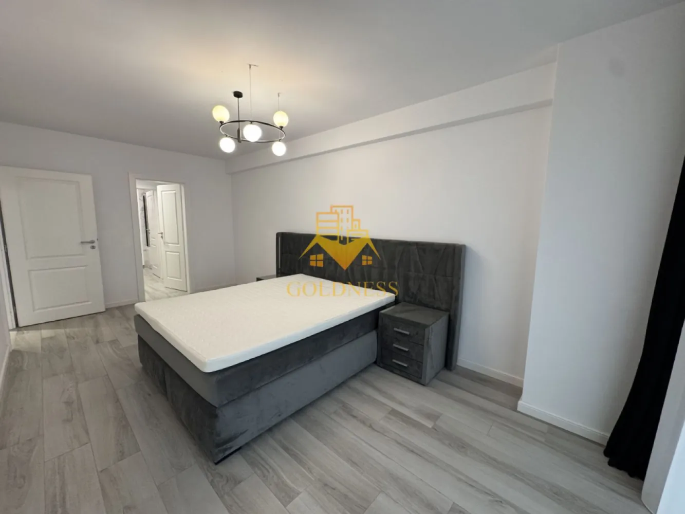 3 camere,modern, bloc nou,parcare, AC, Gheorgheni, Constantin Brancusi - Apartamentul pe care vi-l propunem spre achiziție reprezintă o oportunitate rară pe piața imobiliară din Cluj-Napoca: un spațiu modern, generos și luminos, situat într-una dintre cele mai apreciate zone ale orașului – cartierul Gheorgheni, la granița cu exclusivistul Andrei Mureșanu. Locația îmbină perfect liniștea unei zone rezidențiale cu accesul rapid către punctele de interes ale orașului, oferind un stil de viață confortabil, sigur și rafinat.
Proprietatea este amplasată la etajul 5 al unui imobil nou, cu regim de înălțime 6 etaje + etaj retras, construit la standarde actuale de calitate și dotat cu lift modern, videointerfon și spații comune îngrijite. Apartamentul dispune de o suprafață utilă de 86 mp, la care se adaugă două balcoane generoase însumând 18 mp, ideale pentru momente de relaxare, pentru un mic dejun în aer liber sau pentru amenajarea unui colț verde personal.
Compartimentarea este gândită pentru a oferi confort, funcționalitate și intimitate, fiind structurată astfel:
• hol de acces spațios, cu zonă de depozitare;
• living open-space luminos, cu bucătărie complet utilată și zonă de dining;
• dormitor matrimonial cu dressing dedicat și baie proprie;
• al doilea dormitor, potrivit atât ca spațiu de odihnă, cât și ca birou sau cameră pentru copii;
• hol secundar;
• două balcoane cu acces din living și din dormitor.
Locuința se vinde complet mobilată și utilată, exact ca în imaginile de prezentare, beneficiind de finisaje și dotări premium: centrală termică proprie, încălzire în pardoseală, aer condiționat, mașină de spălat vase, mașină de spălat rufe, frigider, Smart TV, mobilier modern realizat pe comandă și electrocasnice de ultimă generație. Totul este pregătit pentru a vă muta imediat, fără investiții suplimentare.
Pentru cei care își doresc un plus de confort, există posibilitatea achiziționării unui loc de parcare subteran, la prețul de 15.000 euro. Proprietatea se vinde de pe societate, astfel încât pentru persoanele fizice se aplică TVA conform legislației în vigoare.
Zona este una dintre cele mai căutate din Cluj-Napoca, oferind acces rapid către centre comerciale, supermarketuri, școli, grădinițe, parcuri, zone verzi, săli de sport și mijloace de transport în comun. Totodată, proximitatea față de centrul orașului și față de zonele de interes face ca acest apartament să fie ideal atât pentru locuire, cât și ca investiție.
Pentru informații suplimentare sau pentru programarea unei vizionări, vă invităm să ne contactați la numerele afișate. Suntem bucuroși să vă oferim toate detaliile necesare și să vă prezentăm personal această proprietate deosebită.