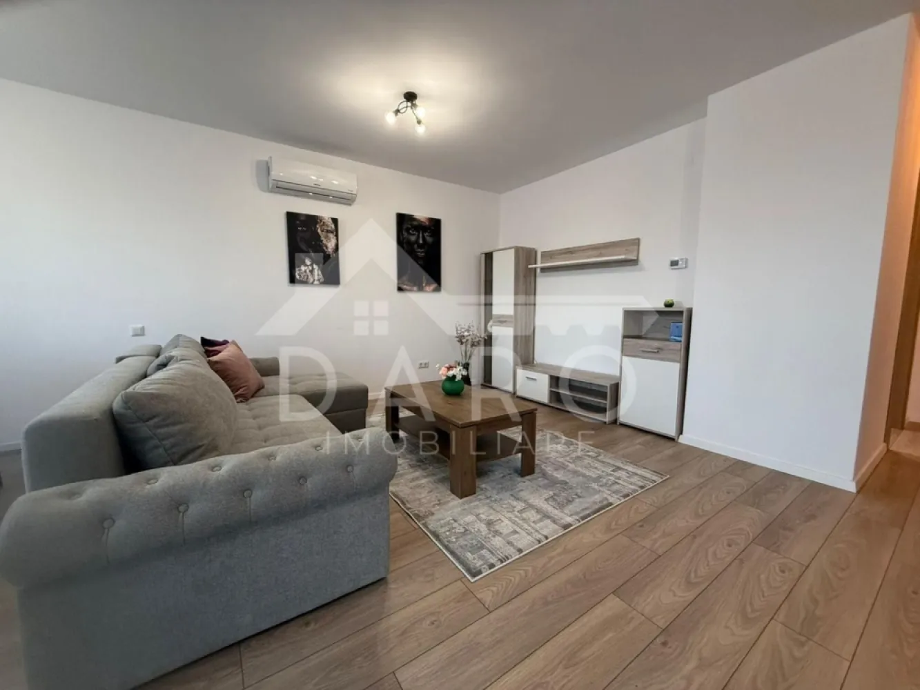 🏡 Apartament 2 camere – Concept 9 | Parter | Parcare inclusă | 450 € - 🏡 Apartament 2 camere – Concept 9 | Parter | Parcare inclusă | 450 €
Se oferă spre închiriere apartament modern cu 2 camere decomandate, situat în Târgu Mureș, complexul rezidențial Concept 9, într-un bloc nou, la parter, cu loc de parcare exterior inclus.
Apartamentul este finisat modern, mobilat și utilat, fiind imediat ocupabil. Datorită compartimentării și suprafeței generoase, imobilul poate avea destinație de locuință, salon sau cabinet.
📐 Suprafață utilă: 64 mp
🌿 Balcon: 7 mp
🏢 Etaj: Parter
🚗 Loc de parcare exterior inclus
📍 Compartimentare:
✔ living spațios
✔ bucătărie open-space
✔ dormitor (se poate mobila la nevoie)
✔ baie
✔ hol generos
✔ balcon
✨ Dotări și beneficii:
✔ apartament complet mobilat și utilat
✔ electrocasnice incluse
✔ balcon generos
✔ spații de depozitare
✔ complex rezidențial modern
✔ loc de parcare inclus
📍 Avantaje zonă:
✔ zonă liniștită
✔ acces rapid către oraș
✔ ideal pentru locuință, salon sau cabinet
💰 Preț chirie: 450 € / lună
🔑 Disponibil imediat
📞 Detalii și vizionări:
Coman Maria – DARO Imobiliare
📱 0749 535 729
💳 Dacă dorești să cumperi un apartament, prin Kiwi Finance îți pot oferi:
✔ analiză gratuită pentru credit
✔ oferte de la peste 12 bănci
✔ negocierea dobânzii în favoarea ta
✔ suport complet până la aprobarea creditului
🏡 DARO Imobiliare – găsim locuința potrivită.
💳 Kiwi Finance – te ajutăm să devii proprietar.