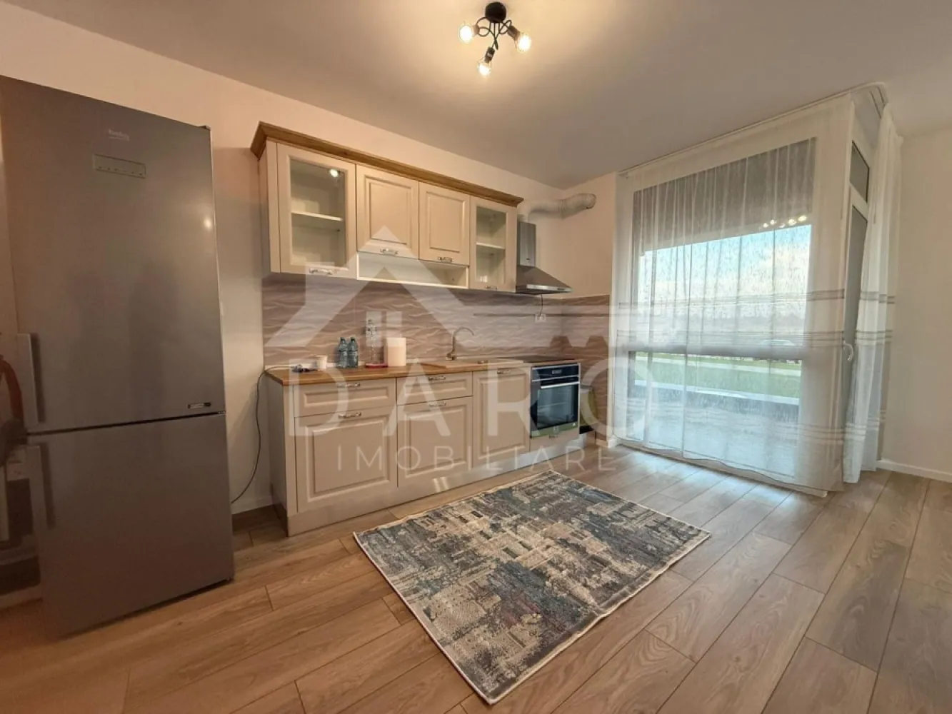🏡 Apartament 2 camere – Concept 9 | Parter | Parcare inclusă | 450 € - 🏡 Apartament 2 camere – Concept 9 | Parter | Parcare inclusă | 450 €
Se oferă spre închiriere apartament modern cu 2 camere decomandate, situat în Târgu Mureș, complexul rezidențial Concept 9, într-un bloc nou, la parter, cu loc de parcare exterior inclus.
Apartamentul este finisat modern, mobilat și utilat, fiind imediat ocupabil. Datorită compartimentării și suprafeței generoase, imobilul poate avea destinație de locuință, salon sau cabinet.
📐 Suprafață utilă: 64 mp
🌿 Balcon: 7 mp
🏢 Etaj: Parter
🚗 Loc de parcare exterior inclus
📍 Compartimentare:
✔ living spațios
✔ bucătărie open-space
✔ dormitor (se poate mobila la nevoie)
✔ baie
✔ hol generos
✔ balcon
✨ Dotări și beneficii:
✔ apartament complet mobilat și utilat
✔ electrocasnice incluse
✔ balcon generos
✔ spații de depozitare
✔ complex rezidențial modern
✔ loc de parcare inclus
📍 Avantaje zonă:
✔ zonă liniștită
✔ acces rapid către oraș
✔ ideal pentru locuință, salon sau cabinet
💰 Preț chirie: 450 € / lună
🔑 Disponibil imediat
📞 Detalii și vizionări:
Coman Maria – DARO Imobiliare
📱 0749 535 729
💳 Dacă dorești să cumperi un apartament, prin Kiwi Finance îți pot oferi:
✔ analiză gratuită pentru credit
✔ oferte de la peste 12 bănci
✔ negocierea dobânzii în favoarea ta
✔ suport complet până la aprobarea creditului
🏡 DARO Imobiliare – găsim locuința potrivită.
💳 Kiwi Finance – te ajutăm să devii proprietar.
