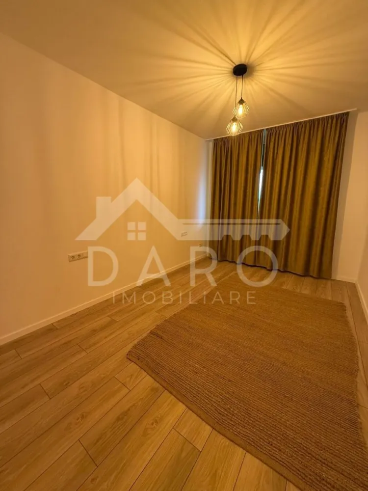 🏡 Apartament 2 camere – Concept 9 | Parter | Parcare inclusă | 450 € - 🏡 Apartament 2 camere – Concept 9 | Parter | Parcare inclusă | 450 €
Se oferă spre închiriere apartament modern cu 2 camere decomandate, situat în Târgu Mureș, complexul rezidențial Concept 9, într-un bloc nou, la parter, cu loc de parcare exterior inclus.
Apartamentul este finisat modern, mobilat și utilat, fiind imediat ocupabil. Datorită compartimentării și suprafeței generoase, imobilul poate avea destinație de locuință, salon sau cabinet.
📐 Suprafață utilă: 64 mp
🌿 Balcon: 7 mp
🏢 Etaj: Parter
🚗 Loc de parcare exterior inclus
📍 Compartimentare:
✔ living spațios
✔ bucătărie open-space
✔ dormitor (se poate mobila la nevoie)
✔ baie
✔ hol generos
✔ balcon
✨ Dotări și beneficii:
✔ apartament complet mobilat și utilat
✔ electrocasnice incluse
✔ balcon generos
✔ spații de depozitare
✔ complex rezidențial modern
✔ loc de parcare inclus
📍 Avantaje zonă:
✔ zonă liniștită
✔ acces rapid către oraș
✔ ideal pentru locuință, salon sau cabinet
💰 Preț chirie: 450 € / lună
🔑 Disponibil imediat
📞 Detalii și vizionări:
Coman Maria – DARO Imobiliare
📱 0749 535 729
💳 Dacă dorești să cumperi un apartament, prin Kiwi Finance îți pot oferi:
✔ analiză gratuită pentru credit
✔ oferte de la peste 12 bănci
✔ negocierea dobânzii în favoarea ta
✔ suport complet până la aprobarea creditului
🏡 DARO Imobiliare – găsim locuința potrivită.
💳 Kiwi Finance – te ajutăm să devii proprietar.