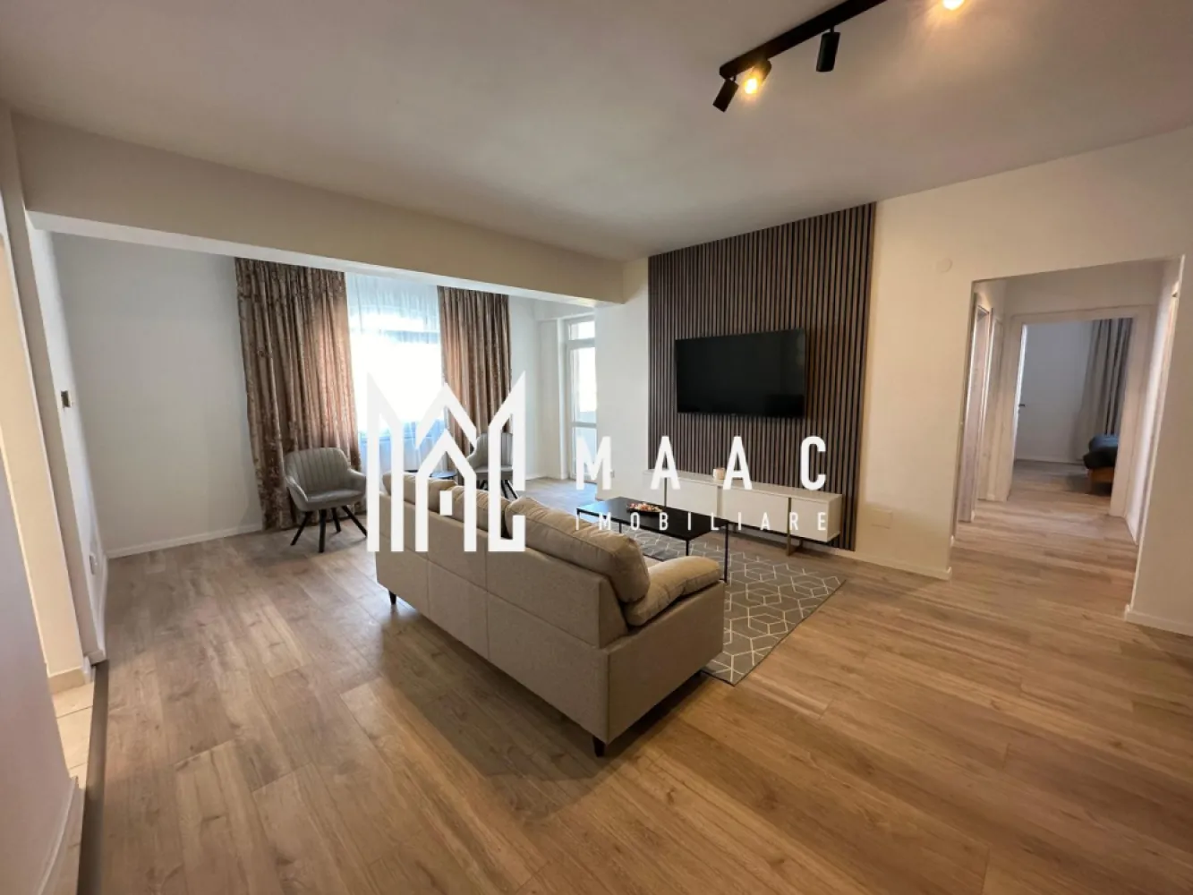 Apartament 3 camere I Etaj 2 I Modern I Balcon I Central - MAAC Imobiliare ofera spre inchiriere apartament de 3 camere, renovat, complet mobilat si utilat, in zona Centrala-Hipodrom II (Strada Oituz). Locuinta decomandata are suprafata utila de 92mp, se afla la etajul 2/4, si este alcatuita din living spatios cu zona de dining, 2 dormitoare, bucatarie inchisa cu toate facilitatile, baie moderna cu geam, baie de serviciu cu masina de spalat rufe, debara, hol si balcon. Aferent - loc de parcare propriu suprateran. Amplasamentul imobilului este unul avantajos, aflandu-se intr-o zona linistita, la 15-20 minute de mers pe jos de centru. Se percepe o chirie in avans si garantie in cuantumul unei chirii lunare. Disponibilitate imediata. Se inchiriaza de pe persoana juridica, la pretul de listare se va adauga TVA. Pentru persoanele fizice se pooate face o oferta cu TVA inclus. Pentru mai multe detalii, va rugam specificati telefonic: CP2739197