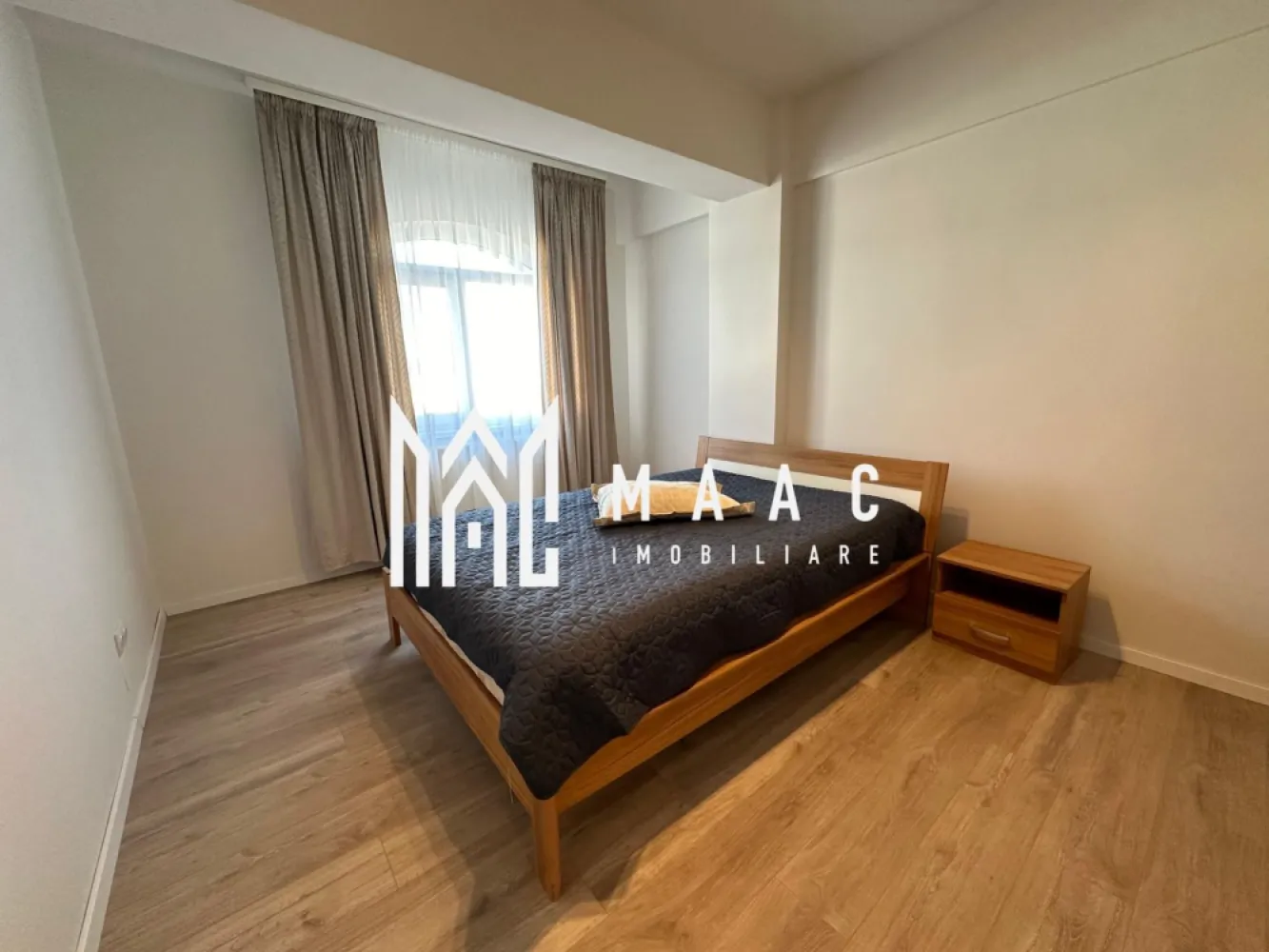 Apartament 3 camere I Etaj 2 I Modern I Balcon I Central - MAAC Imobiliare ofera spre inchiriere apartament de 3 camere, renovat, complet mobilat si utilat, in zona Centrala-Hipodrom II (Strada Oituz). Locuinta decomandata are suprafata utila de 92mp, se afla la etajul 2/4, si este alcatuita din living spatios cu zona de dining, 2 dormitoare, bucatarie inchisa cu toate facilitatile, baie moderna cu geam, baie de serviciu cu masina de spalat rufe, debara, hol si balcon. Aferent - loc de parcare propriu suprateran. Amplasamentul imobilului este unul avantajos, aflandu-se intr-o zona linistita, la 15-20 minute de mers pe jos de centru. Se percepe o chirie in avans si garantie in cuantumul unei chirii lunare. Disponibilitate imediata. Se inchiriaza de pe persoana juridica, la pretul de listare se va adauga TVA. Pentru persoanele fizice se pooate face o oferta cu TVA inclus. Pentru mai multe detalii, va rugam specificati telefonic: CP2739197