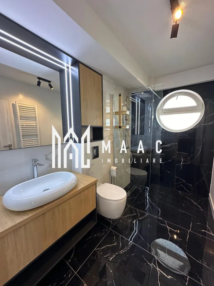 Apartament 3 camere I Etaj 2 I Modern I Balcon I Central - MAAC Imobiliare ofera spre inchiriere apartament de 3 camere, renovat, complet mobilat si utilat, in zona Centrala-Hipodrom II (Strada Oituz). Locuinta decomandata are suprafata utila de 92mp, se afla la etajul 2/4, si este alcatuita din living spatios cu zona de dining, 2 dormitoare, bucatarie inchisa cu toate facilitatile, baie moderna cu geam, baie de serviciu cu masina de spalat rufe, debara, hol si balcon. Aferent - loc de parcare propriu suprateran. Amplasamentul imobilului este unul avantajos, aflandu-se intr-o zona linistita, la 15-20 minute de mers pe jos de centru. Se percepe o chirie in avans si garantie in cuantumul unei chirii lunare. Disponibilitate imediata. Se inchiriaza de pe persoana juridica, la pretul de listare se va adauga TVA. Pentru persoanele fizice se pooate face o oferta cu TVA inclus. Pentru mai multe detalii, va rugam specificati telefonic: CP2739197