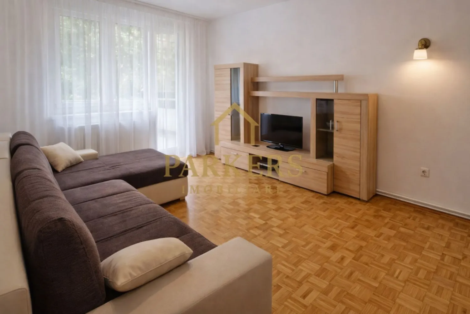 Apatament de inchiriat 3 camere 60mp utili in zona Grigorescu, Cluj - Parkers Imobiliare vă oferă spre închiriere un apartament cu 3 camere decomandate, având o suprafață utilă de 60 mp, situat în cartierul Grigorescu, Cluj-Napoca.

Imobilul este amplasat la etajul 2 din 4, într-un bloc liniștit și bine întreținut, oferind confort și intimitate viitorilor chiriași.

Apartamentul este eficient compartimentat și dispune de living luminos, două dormitoare spațioase, bucătărie separată, baie și hol generos. Beneficiază de lumină naturală pe tot parcursul zilei, creând un ambient plăcut și primitor.

Zona Grigorescu este una dintre cele mai apreciate din Cluj-Napoca, datorită accesului facil către centru, proximității față de mijloacele de transport, magazine, școli și spații verzi, oferind un cadru ideal pentru locuit.

Pentru mai multe informații sau programarea unei vizionări, vă stăm cu drag la dispoziție.
