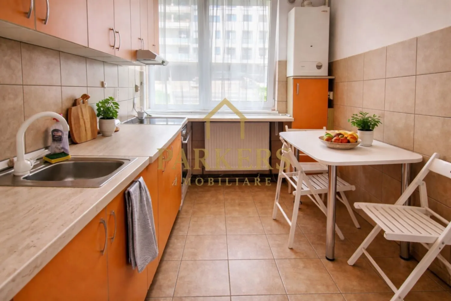 Apatament de inchiriat 3 camere 60mp utili in zona Grigorescu, Cluj - Parkers Imobiliare vă oferă spre închiriere un apartament cu 3 camere decomandate, având o suprafață utilă de 60 mp, situat în cartierul Grigorescu, Cluj-Napoca.

Imobilul este amplasat la etajul 2 din 4, într-un bloc liniștit și bine întreținut, oferind confort și intimitate viitorilor chiriași.

Apartamentul este eficient compartimentat și dispune de living luminos, două dormitoare spațioase, bucătărie separată, baie și hol generos. Beneficiază de lumină naturală pe tot parcursul zilei, creând un ambient plăcut și primitor.

Zona Grigorescu este una dintre cele mai apreciate din Cluj-Napoca, datorită accesului facil către centru, proximității față de mijloacele de transport, magazine, școli și spații verzi, oferind un cadru ideal pentru locuit.

Pentru mai multe informații sau programarea unei vizionări, vă stăm cu drag la dispoziție.