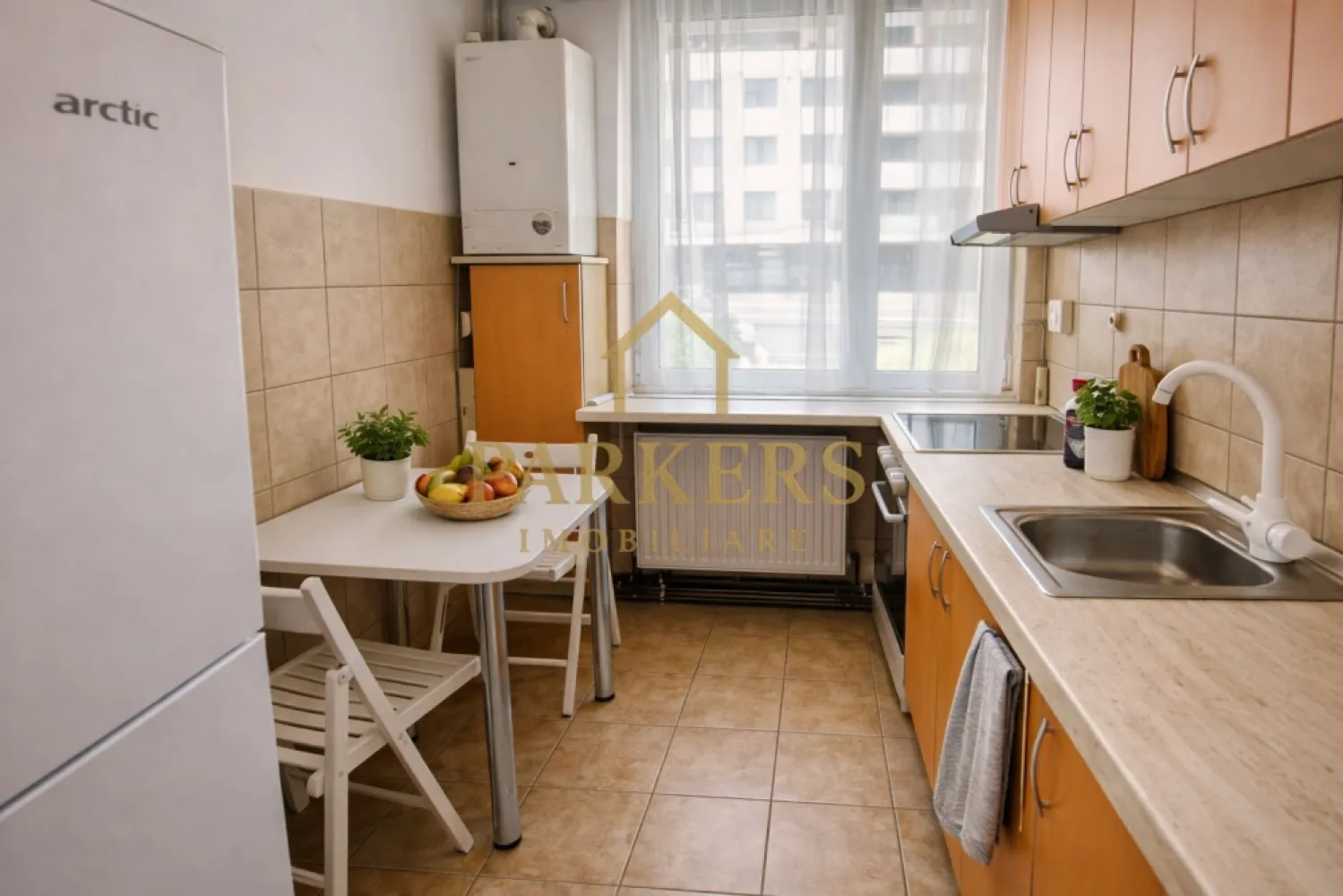 Apatament de inchiriat 3 camere 60mp utili in zona Grigorescu, Cluj - Parkers Imobiliare vă oferă spre închiriere un apartament cu 3 camere decomandate, având o suprafață utilă de 60 mp, situat în cartierul Grigorescu, Cluj-Napoca.

Imobilul este amplasat la etajul 2 din 4, într-un bloc liniștit și bine întreținut, oferind confort și intimitate viitorilor chiriași.

Apartamentul este eficient compartimentat și dispune de living luminos, două dormitoare spațioase, bucătărie separată, baie și hol generos. Beneficiază de lumină naturală pe tot parcursul zilei, creând un ambient plăcut și primitor.

Zona Grigorescu este una dintre cele mai apreciate din Cluj-Napoca, datorită accesului facil către centru, proximității față de mijloacele de transport, magazine, școli și spații verzi, oferind un cadru ideal pentru locuit.

Pentru mai multe informații sau programarea unei vizionări, vă stăm cu drag la dispoziție.