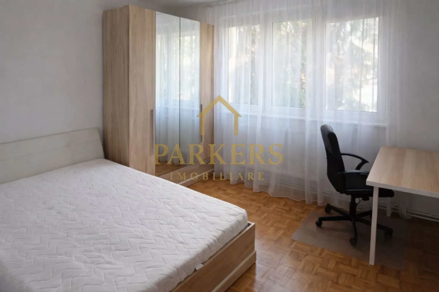 Apatament de inchiriat 3 camere 60mp utili in zona Grigorescu, Cluj - Parkers Imobiliare vă oferă spre închiriere un apartament cu 3 camere decomandate, având o suprafață utilă de 60 mp, situat în cartierul Grigorescu, Cluj-Napoca.

Imobilul este amplasat la etajul 2 din 4, într-un bloc liniștit și bine întreținut, oferind confort și intimitate viitorilor chiriași.

Apartamentul este eficient compartimentat și dispune de living luminos, două dormitoare spațioase, bucătărie separată, baie și hol generos. Beneficiază de lumină naturală pe tot parcursul zilei, creând un ambient plăcut și primitor.

Zona Grigorescu este una dintre cele mai apreciate din Cluj-Napoca, datorită accesului facil către centru, proximității față de mijloacele de transport, magazine, școli și spații verzi, oferind un cadru ideal pentru locuit.

Pentru mai multe informații sau programarea unei vizionări, vă stăm cu drag la dispoziție.