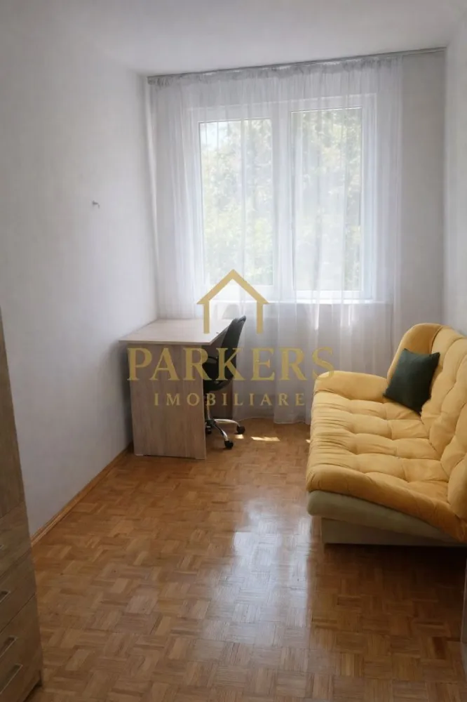 Apatament de inchiriat 3 camere 60mp utili in zona Grigorescu, Cluj - Parkers Imobiliare vă oferă spre închiriere un apartament cu 3 camere decomandate, având o suprafață utilă de 60 mp, situat în cartierul Grigorescu, Cluj-Napoca.

Imobilul este amplasat la etajul 2 din 4, într-un bloc liniștit și bine întreținut, oferind confort și intimitate viitorilor chiriași.

Apartamentul este eficient compartimentat și dispune de living luminos, două dormitoare spațioase, bucătărie separată, baie și hol generos. Beneficiază de lumină naturală pe tot parcursul zilei, creând un ambient plăcut și primitor.

Zona Grigorescu este una dintre cele mai apreciate din Cluj-Napoca, datorită accesului facil către centru, proximității față de mijloacele de transport, magazine, școli și spații verzi, oferind un cadru ideal pentru locuit.

Pentru mai multe informații sau programarea unei vizionări, vă stăm cu drag la dispoziție.