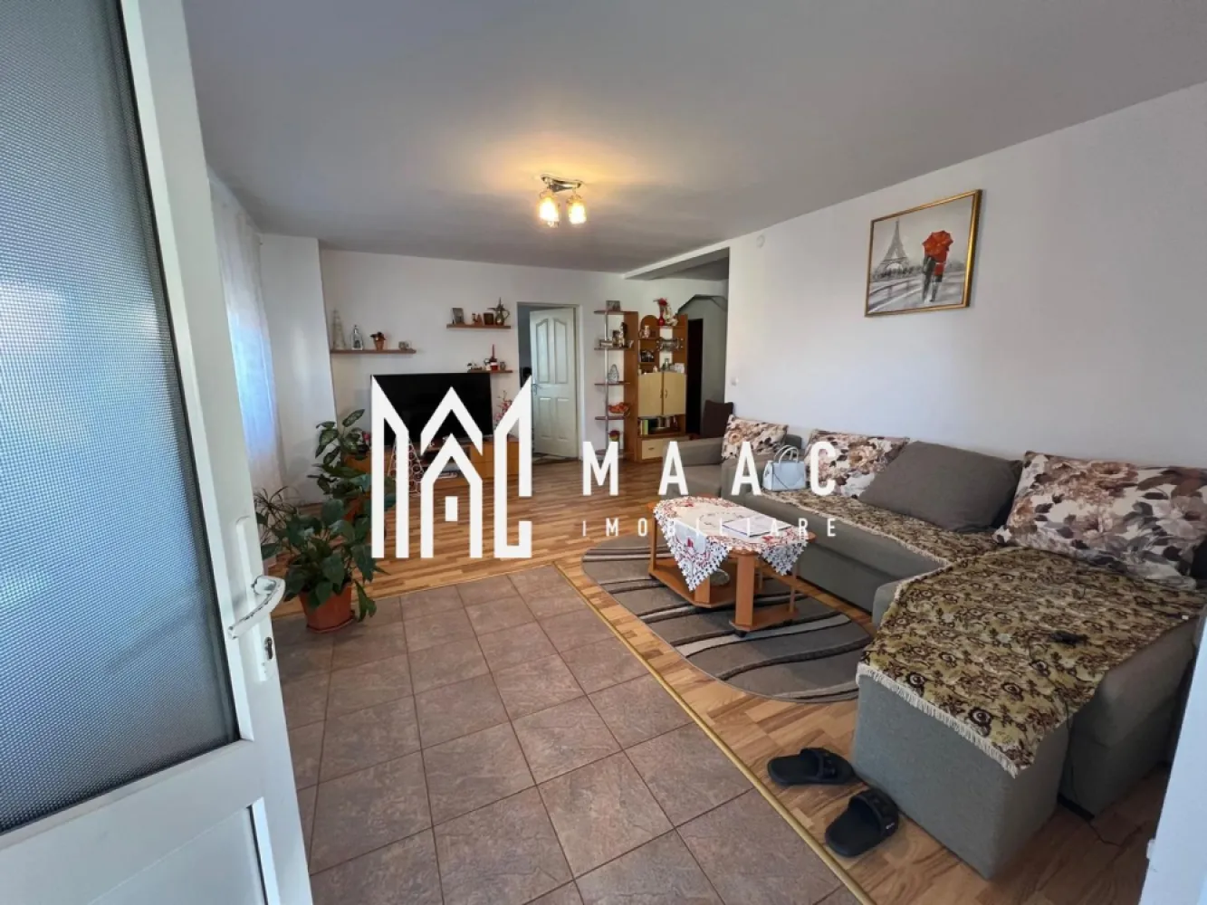 Casa Tip Duplex | 4 Camere | 156 MPU | Selimbar - MAAC Imobiliare vă propune spre vânzare o casă tip duplex amplasată într-una dintre cele mai apreciate zone rezidențiale din Șelimbăr, la doar câteva minute de Sibiu, aproape de școli, grădinițe și centre comerciale.

Proprietatea se află pe un teren generos de 250 mp, având o amprentă la sol de 90 mp și o suprafață utilă totală de 156 mp, la care se adaugă o pivniță spațioasă ce se întinde pe întreaga suprafață a casei și un pod ideal pentru depozitare.

Compartimentare:

Parter:

Living luminos și generos, cu acces direct către curte

Bucătărie spațioasă cu zonă dedicată de cămară

Dormitor confortabil / birou

Baie modernă

Etaj:

3 dormitoare confortabile

Baie cu finisaje de calitate

Pivniță:

Spațiu amplu pentru depozitare sau amenajare suplimentară

Dotări și beneficii:

Se vinde complet mobilată și utilată

Două centrale proprii – pe gaz și pe lemne, pentru eficiență energetică și confort pe tot parcursul anului

Toate utilitățile racordate (gaz, curent, apă, canalizare)

Curte amenajată cu posibilitate de parcare și zonă verde

Priveliște deosebită către Munții Făgăraș

Această proprietate îmbină perfect confortul urban cu liniștea zonei rezidențiale, fiind ideală pentru o familie care își dorește un cămin modern, spațios și bine amplasat.

Localizare: Șelimbăr, județul Sibiu
Teren: 250 mp
Suprafață construită: 90 mp amprentă la sol
Suprafață utilă: 156 mp + pivniță

Pentru mai multe detalii sau pentru a programa o vizionare ID:CP2813001.