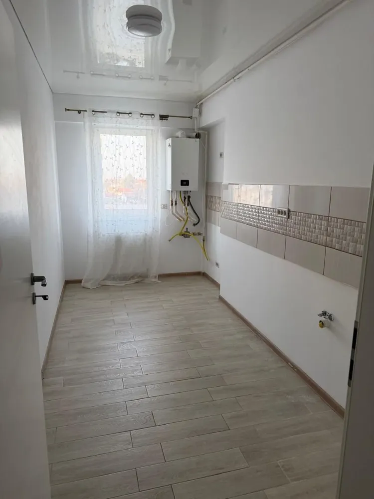 Apartament cu 3 camere decomandat Militari- Pollux Residence - COMISION 0% Vă propunem spre vânzare un apartament cu 3 camere, decomandat, situat în complexul rezidențial Pollux Residence, o zonă modernă și bine conectată din cartierul Militari. Locuința este amplasată la etajul 3 din 8 al unui imobil construit recent, cu lift și spații comune bine întreținute. Apartamentul are o compartimentare eficientă și practică, fiind compus din living generos, două dormitoare luminoase, bucătărie separată, două băi și balcon. Configurația decomandată oferă intimitate și confort, fiind ideală pentru o familie sau pentru investiție. Apartamentul se vinde nemobilat, oferind viitorului proprietar libertatea de a-l amenaja și personaliza după propriul gust și necesități. Spațiul generos permite multiple variante de design interior și optimizare a fiecărei încăperi. Complexul beneficiază de acces securizat și este situat în apropierea supermarketurilor, școlilor, grădinițelor, restaurantelor și mijloacelor de transport în comun. Accesul rapid către centre comerciale importante și către principalele artere ale orașului face din această proprietate o alegere practică atât pentru locuit, cât și pentru investiție pe termen lung.
