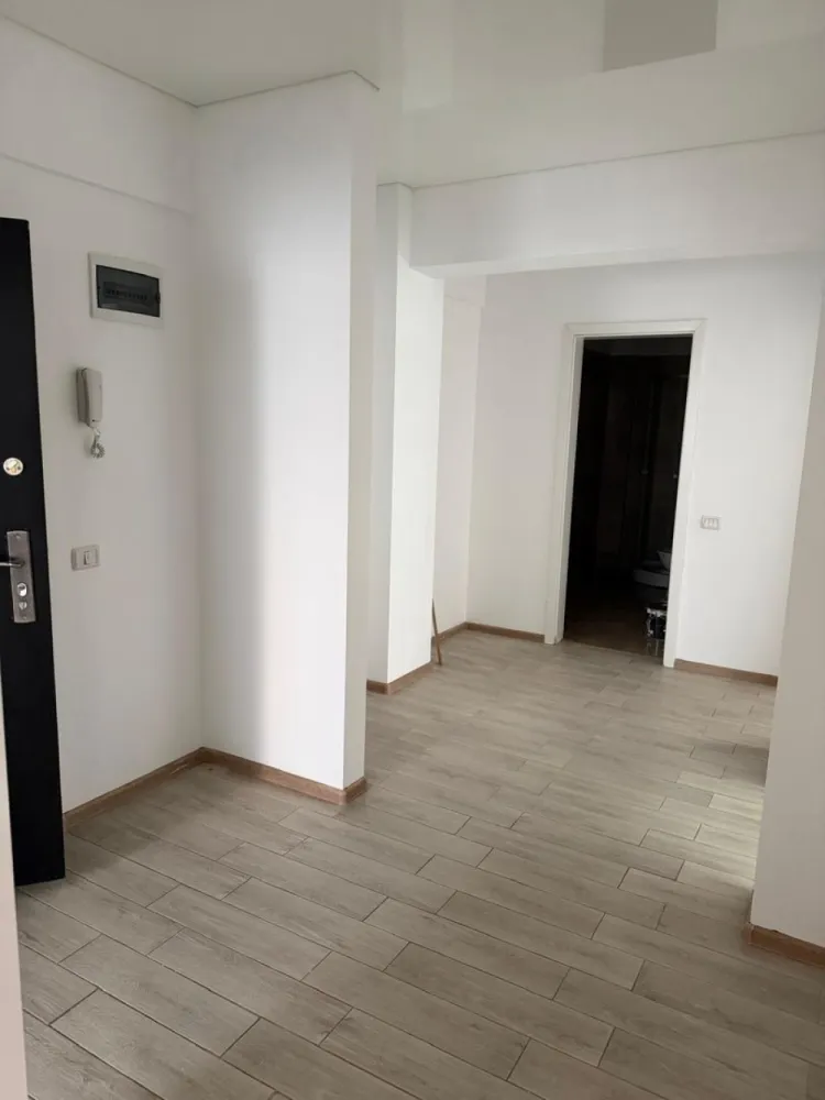 Apartament cu 3 camere decomandat Militari- Pollux Residence - COMISION 0% Vă propunem spre vânzare un apartament cu 3 camere, decomandat, situat în complexul rezidențial Pollux Residence, o zonă modernă și bine conectată din cartierul Militari. Locuința este amplasată la etajul 3 din 8 al unui imobil construit recent, cu lift și spații comune bine întreținute. Apartamentul are o compartimentare eficientă și practică, fiind compus din living generos, două dormitoare luminoase, bucătărie separată, două băi și balcon. Configurația decomandată oferă intimitate și confort, fiind ideală pentru o familie sau pentru investiție. Apartamentul se vinde nemobilat, oferind viitorului proprietar libertatea de a-l amenaja și personaliza după propriul gust și necesități. Spațiul generos permite multiple variante de design interior și optimizare a fiecărei încăperi. Complexul beneficiază de acces securizat și este situat în apropierea supermarketurilor, școlilor, grădinițelor, restaurantelor și mijloacelor de transport în comun. Accesul rapid către centre comerciale importante și către principalele artere ale orașului face din această proprietate o alegere practică atât pentru locuit, cât și pentru investiție pe termen lung.